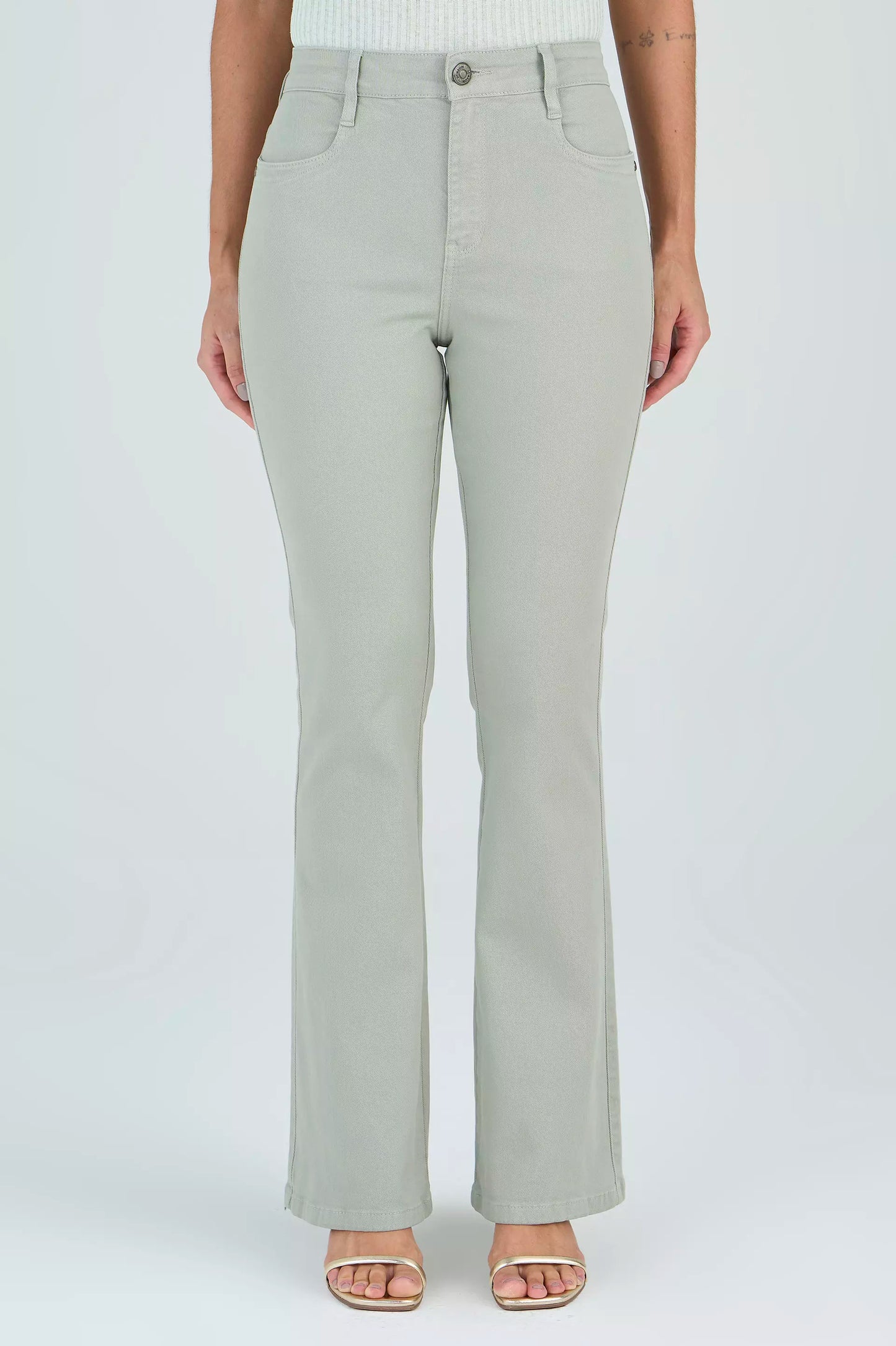 calça sarja bootcut cintura intermedíaria básica
