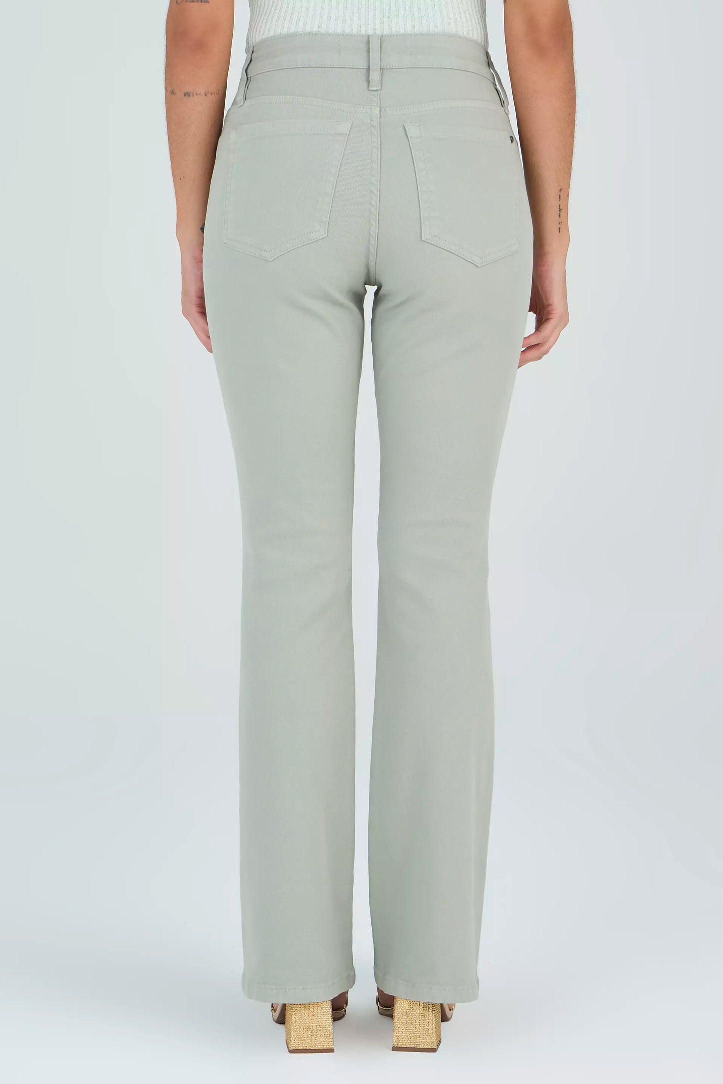 calça sarja bootcut cintura intermedíaria básica