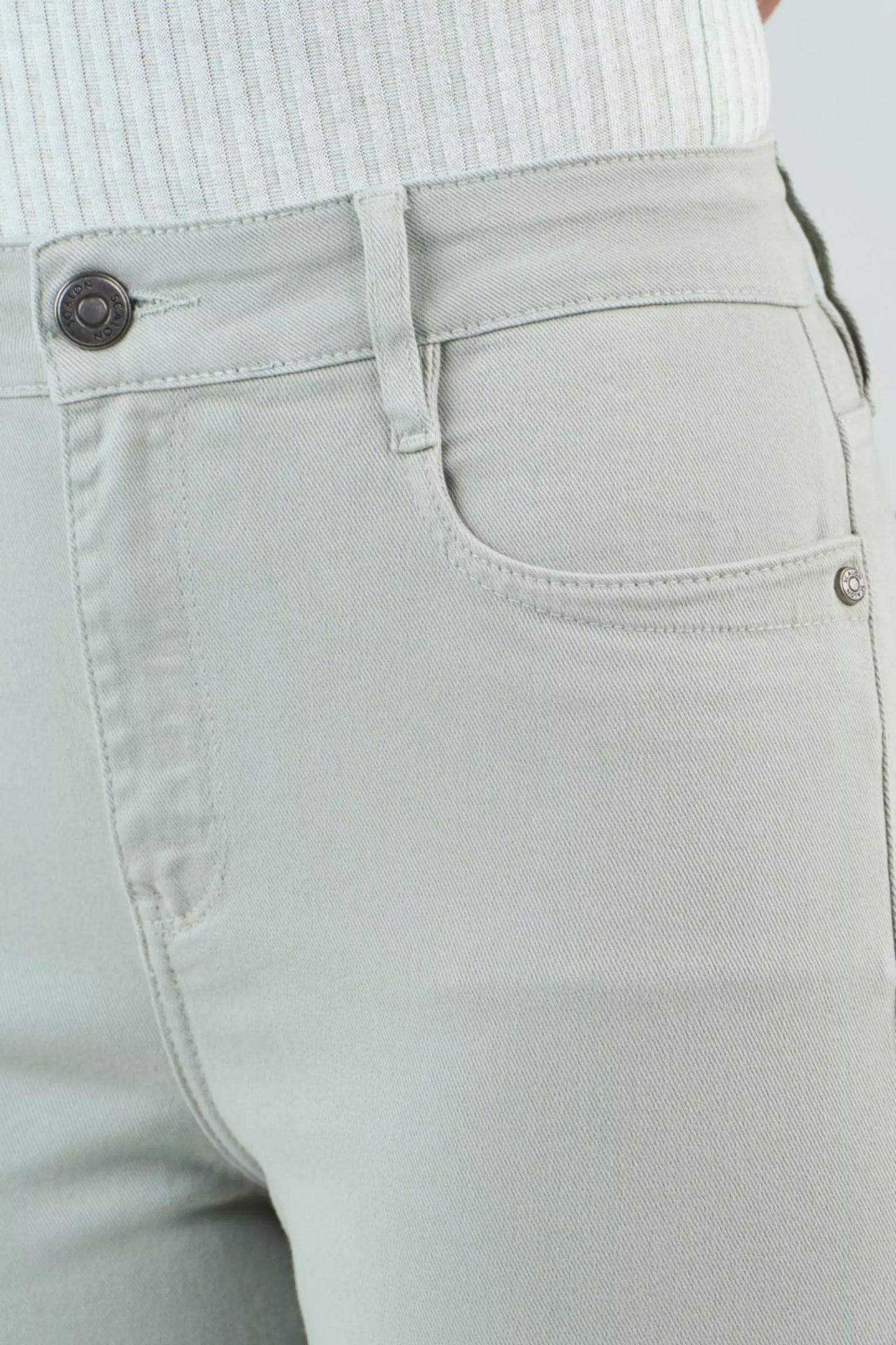 calça sarja bootcut cintura intermedíaria básica