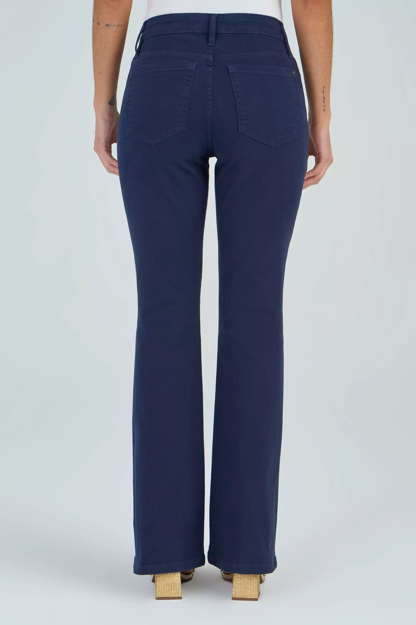 calça sarja bootcut cintura intermedíaria básica