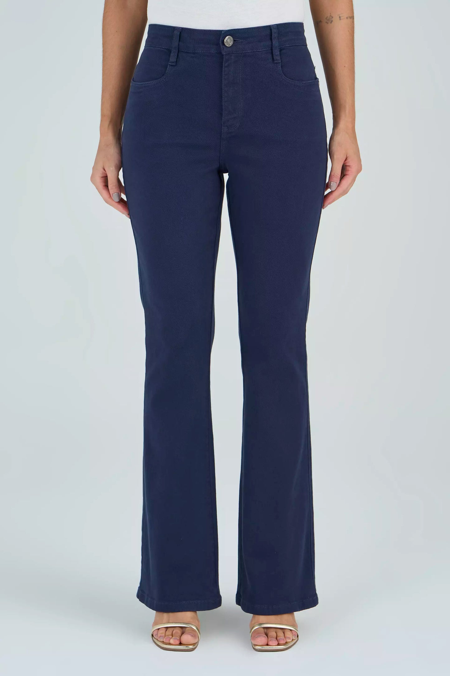 calça sarja bootcut cintura intermedíaria básica