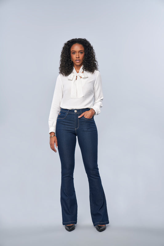 calça jeans flare cintura intermediária detalhe pespontos