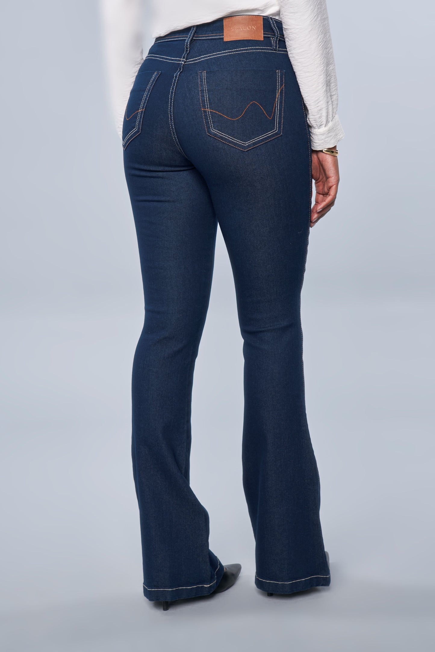 calça jeans flare cintura intermediária detalhe pespontos