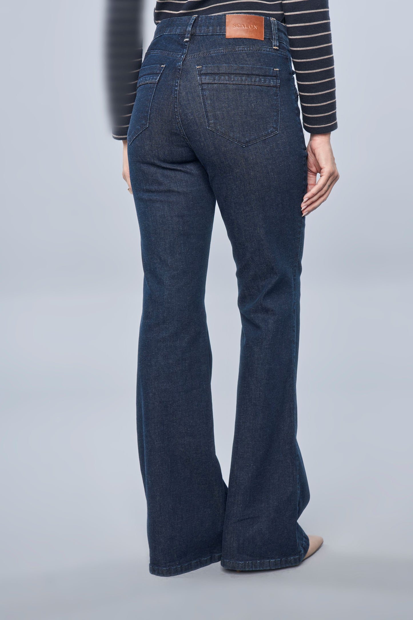 calça jeans flare cintura intermediária recortes com vivo