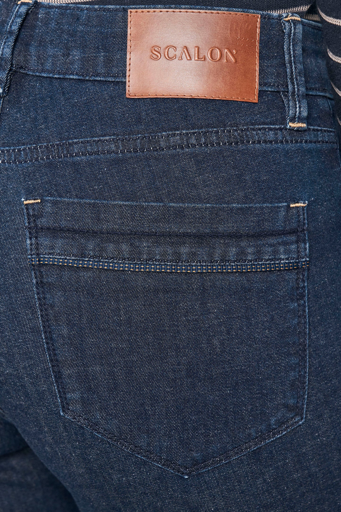 calça jeans flare cintura intermediária recortes com vivo
