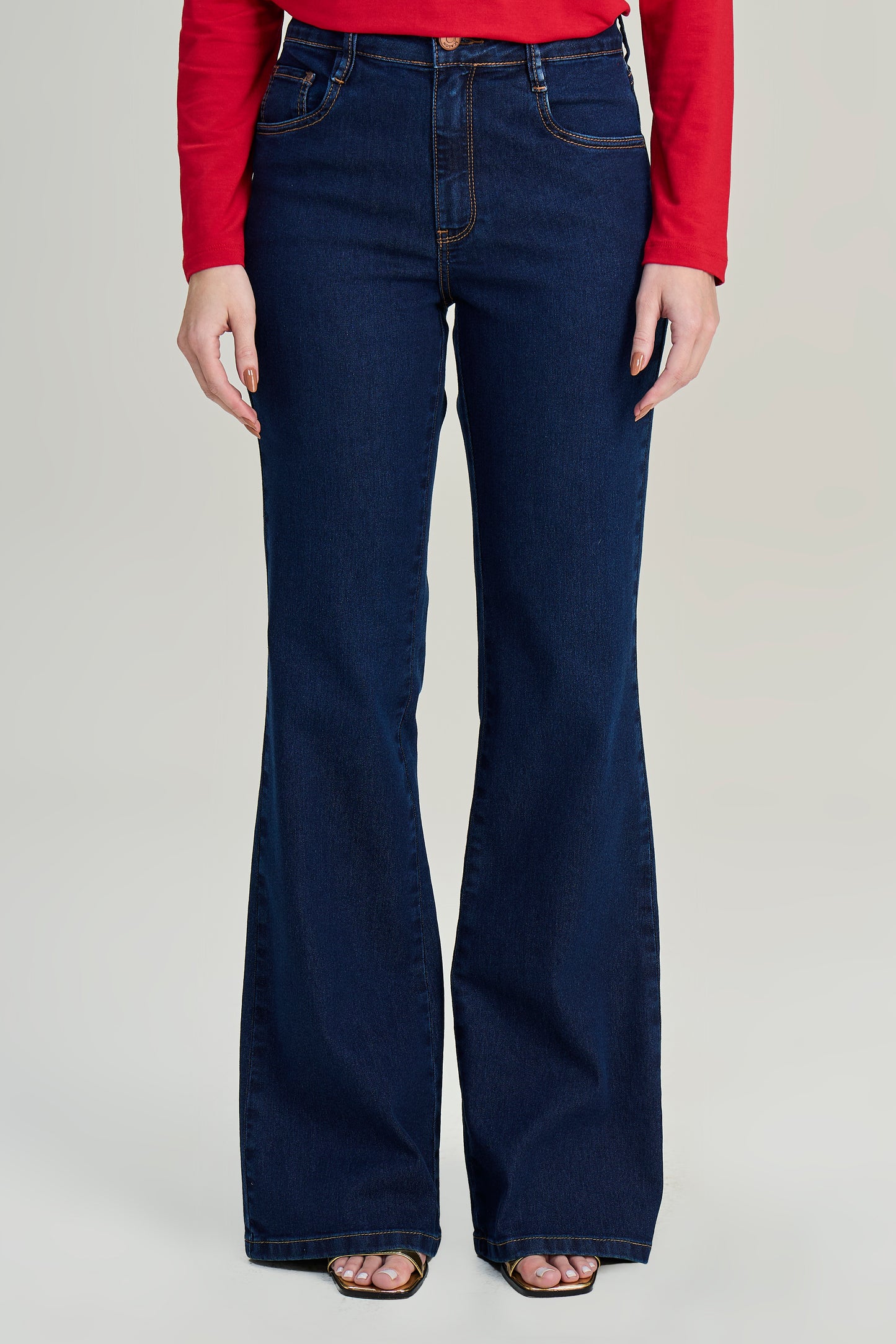 calça jeans flare cintura intermediária tradicional