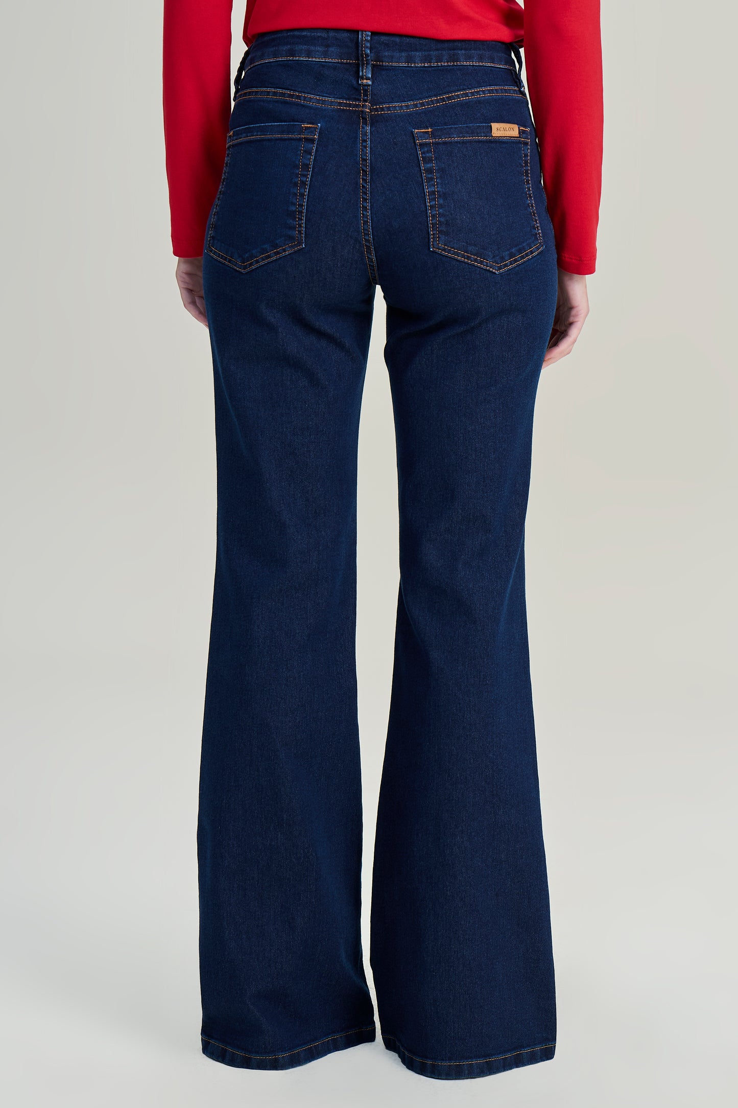 calça jeans flare cintura intermediária tradicional
