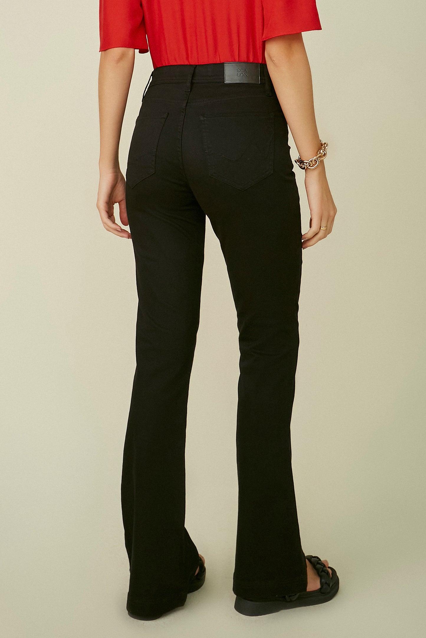 calça sarja color flare cintura intermediária básica