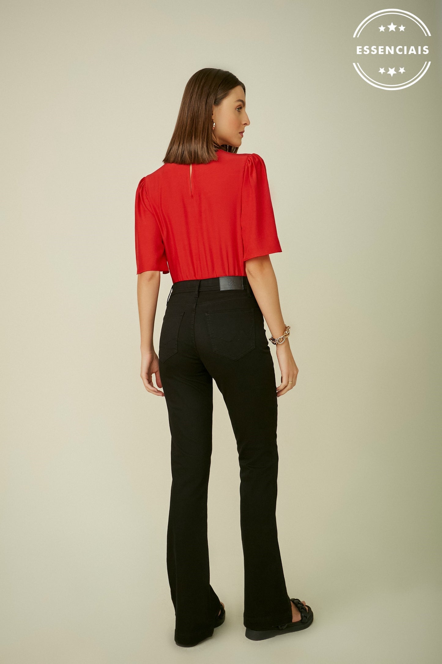 calça sarja color flare cintura intermediária básica