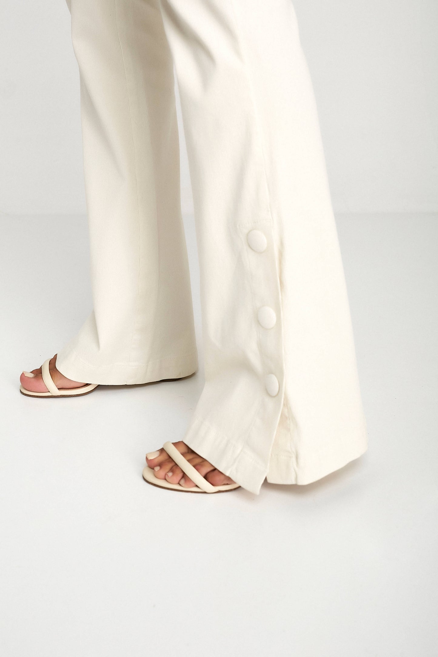 calça sarja flare cintura alta em cotelê