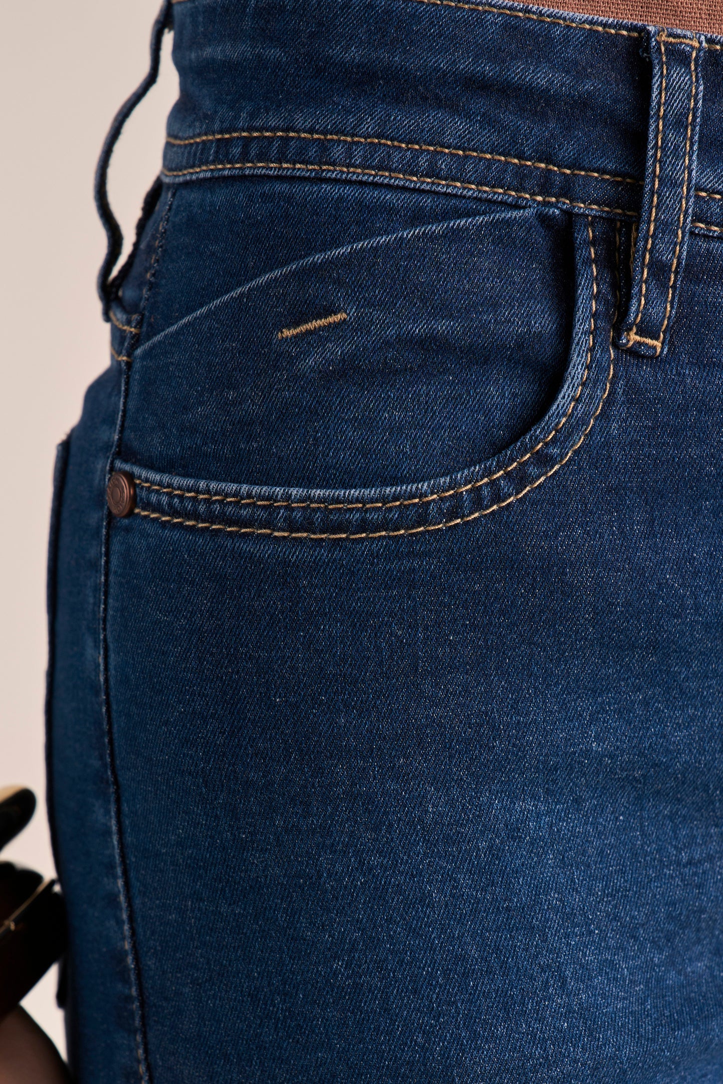 Calça Jeans Flare Cintura Intermediária com Detalhe Bolso Relógio