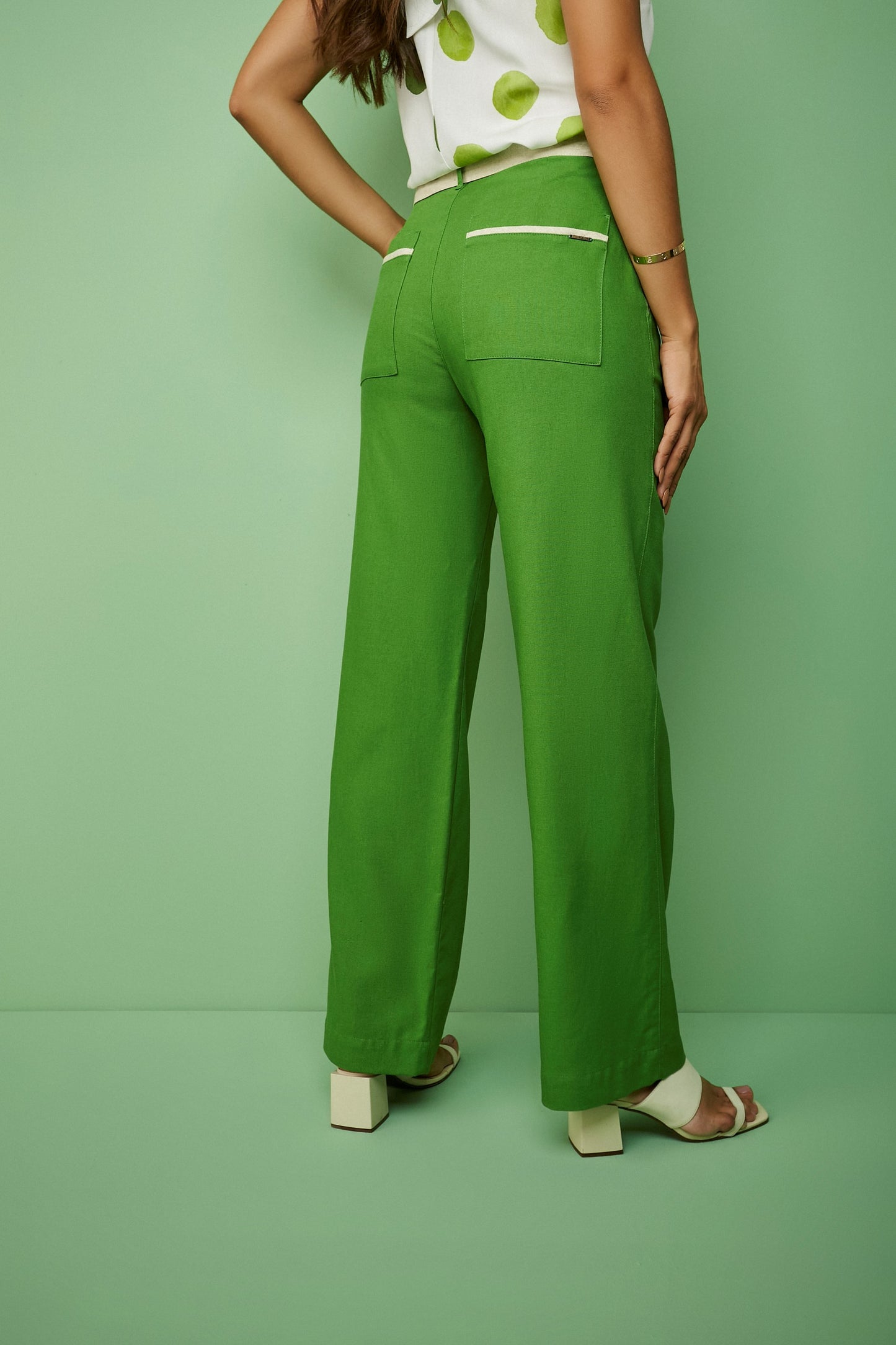 calça linho reta cintura intermediária bicolor com faixa