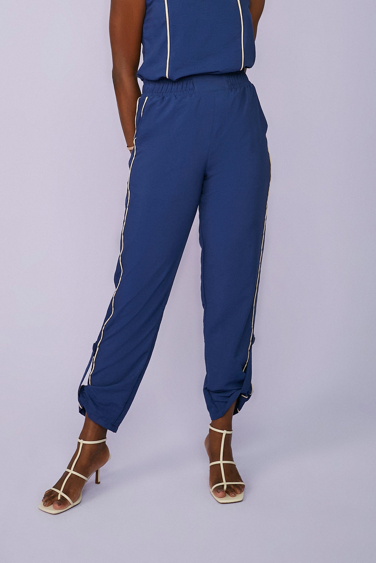 calça tactel reta cintura intermediária com detalhe bicolor