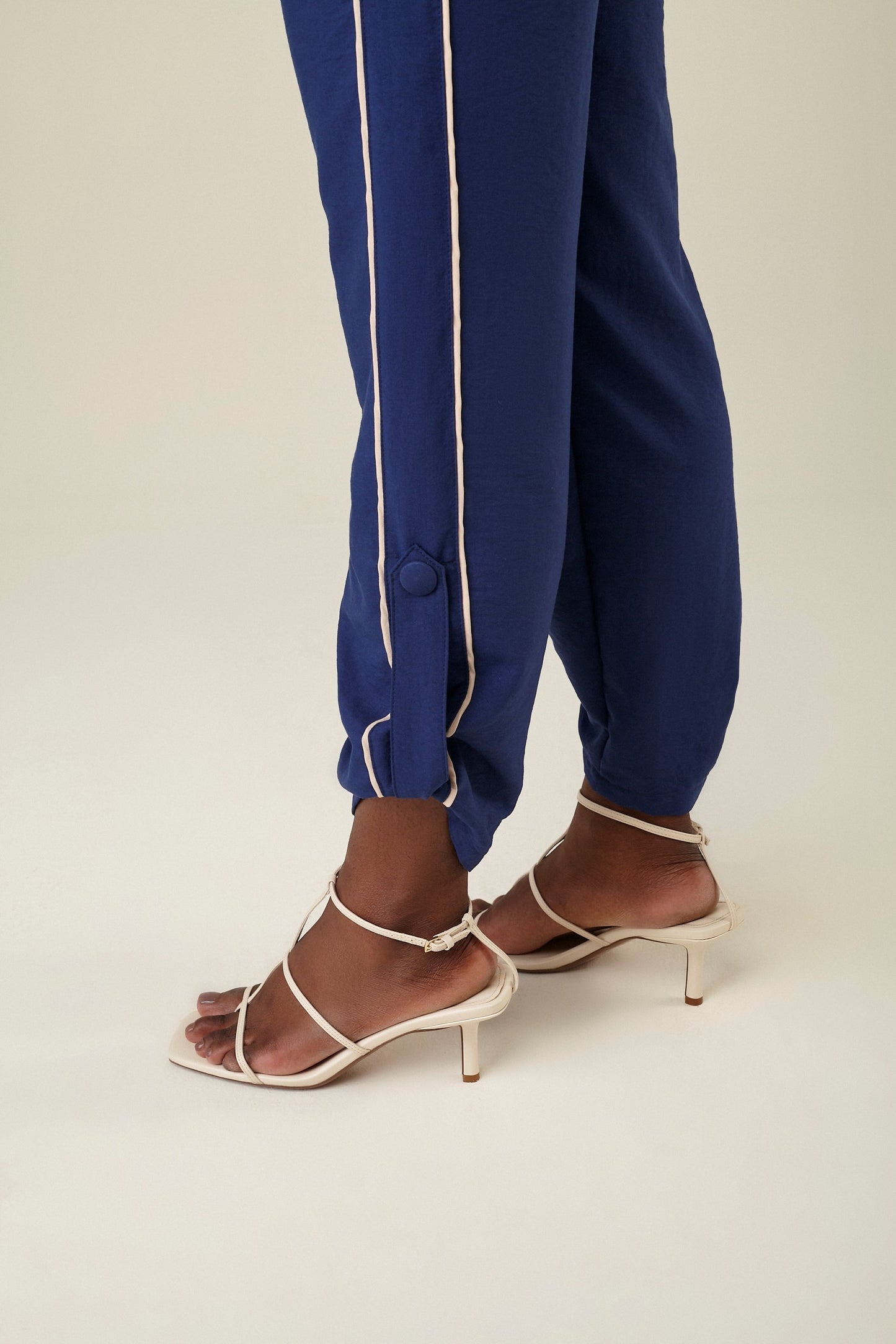 calça tactel reta cintura intermediária com detalhe bicolor