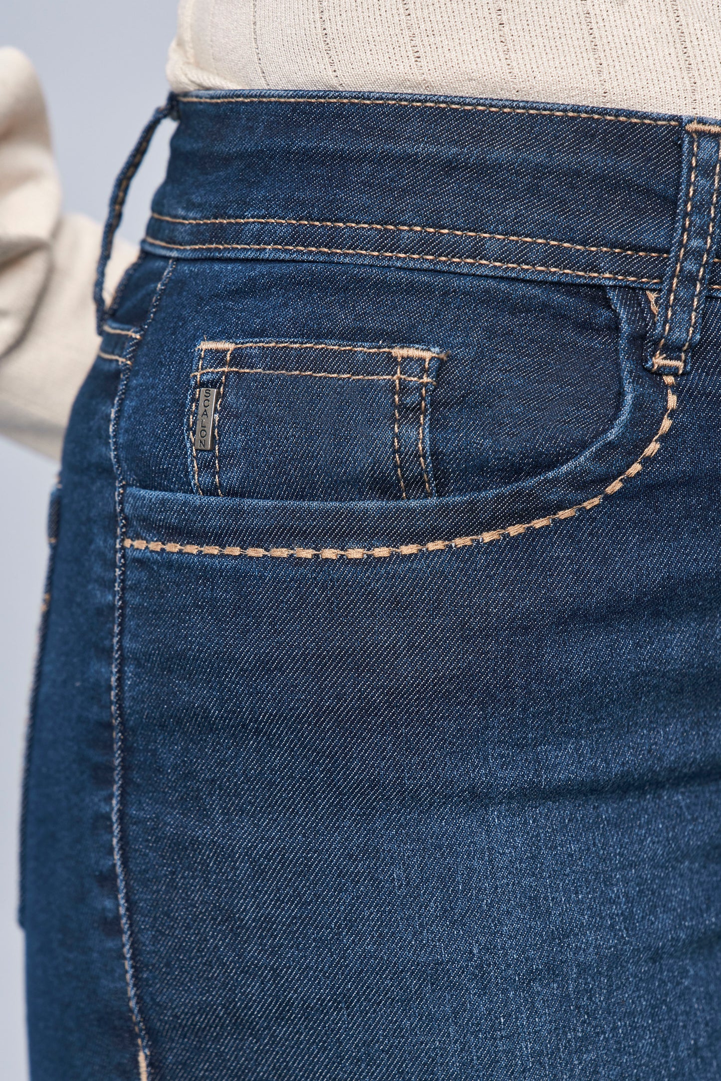 calça jeans reta cintura intermediária com ponto palito