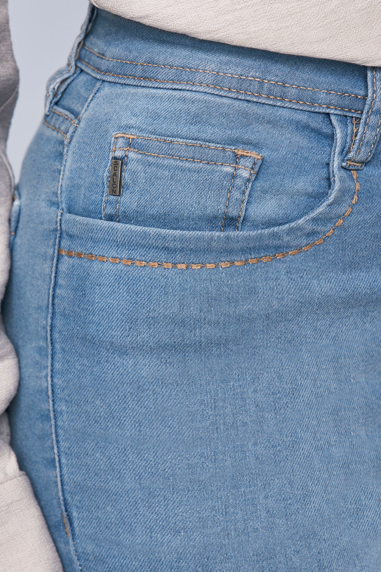 calça jeans reta cintura intermediária com ponto palito