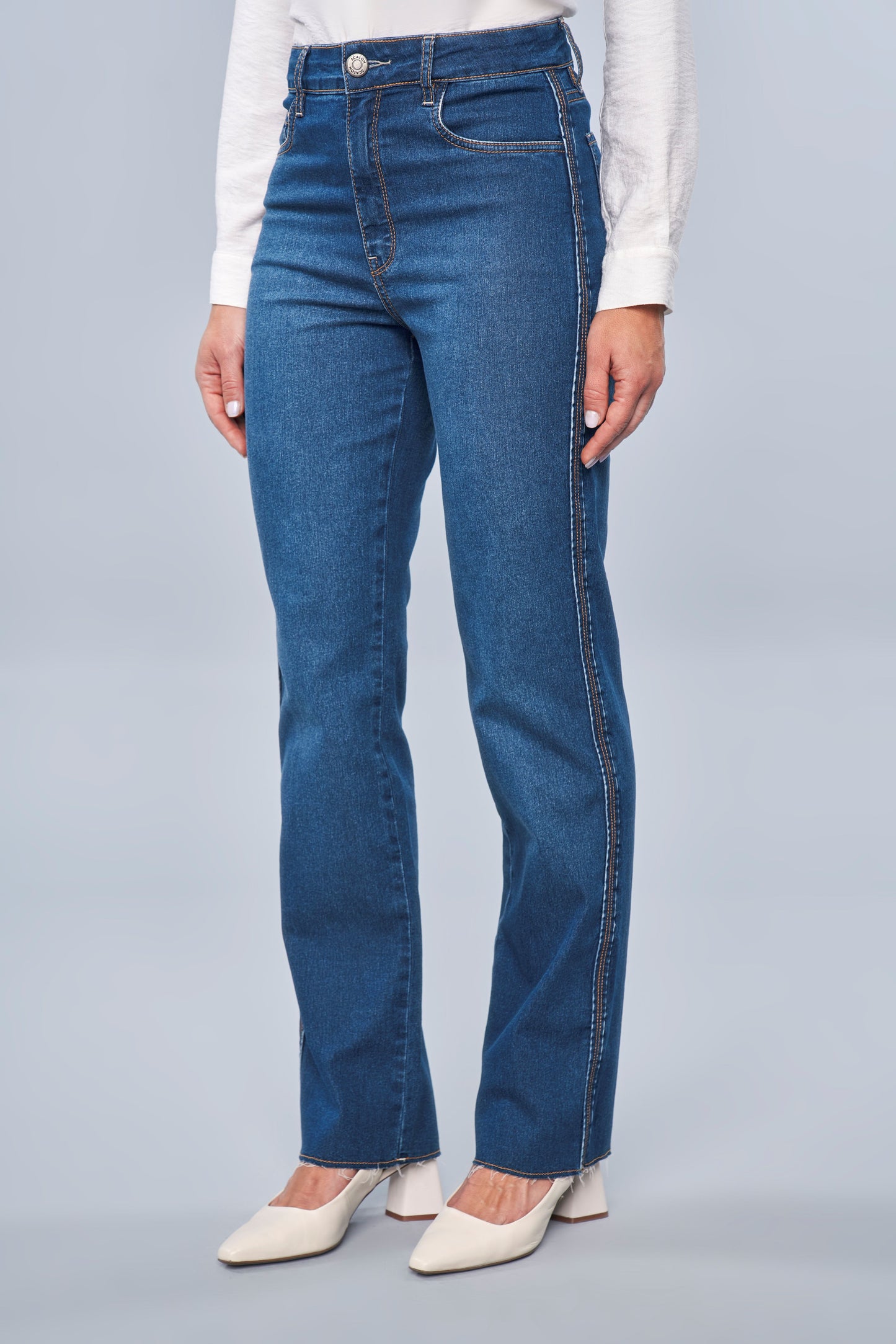 calça jeans reta cintura intermediária com detalhe lateral