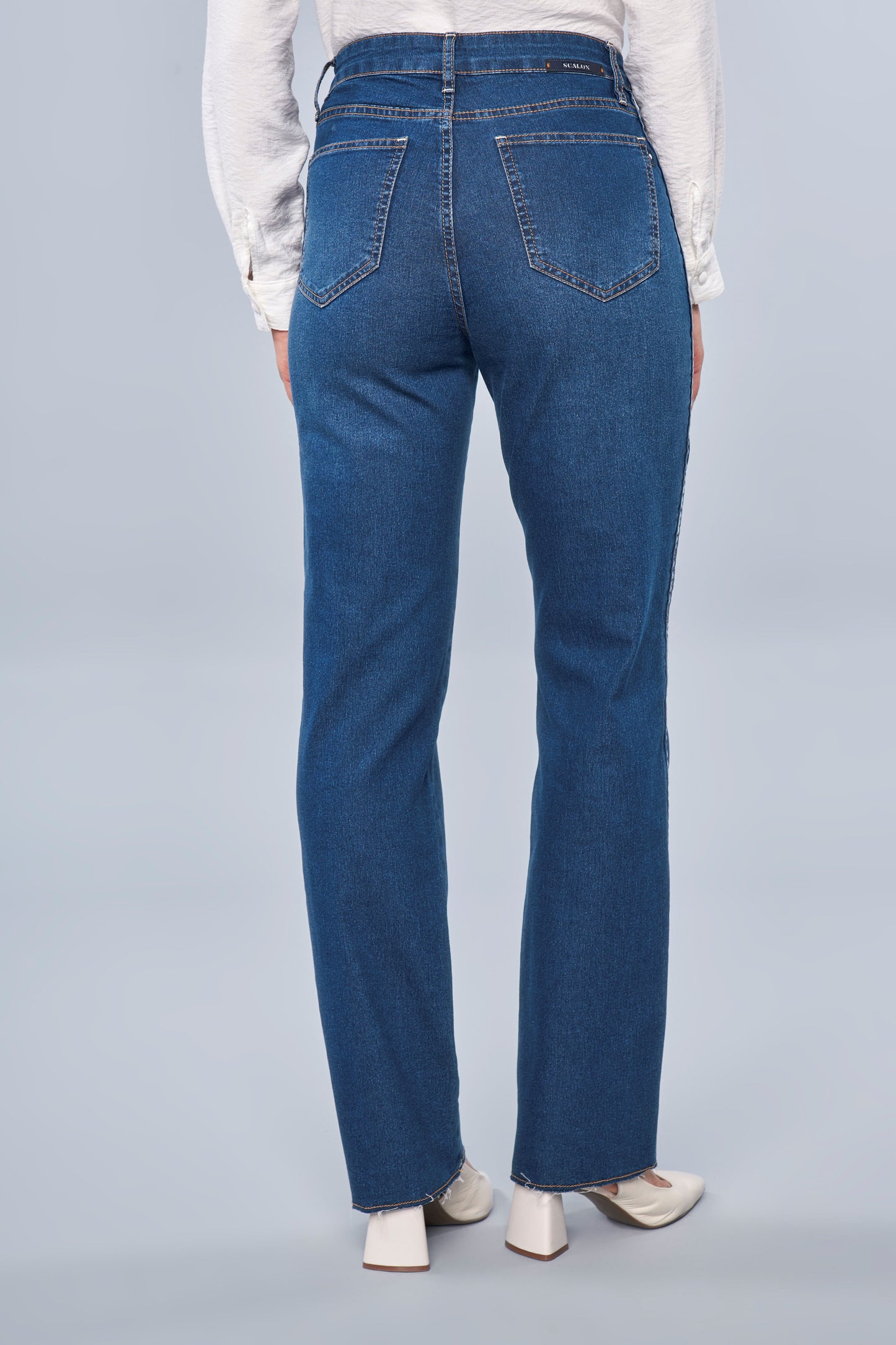 calça jeans reta cintura intermediária com detalhe lateral