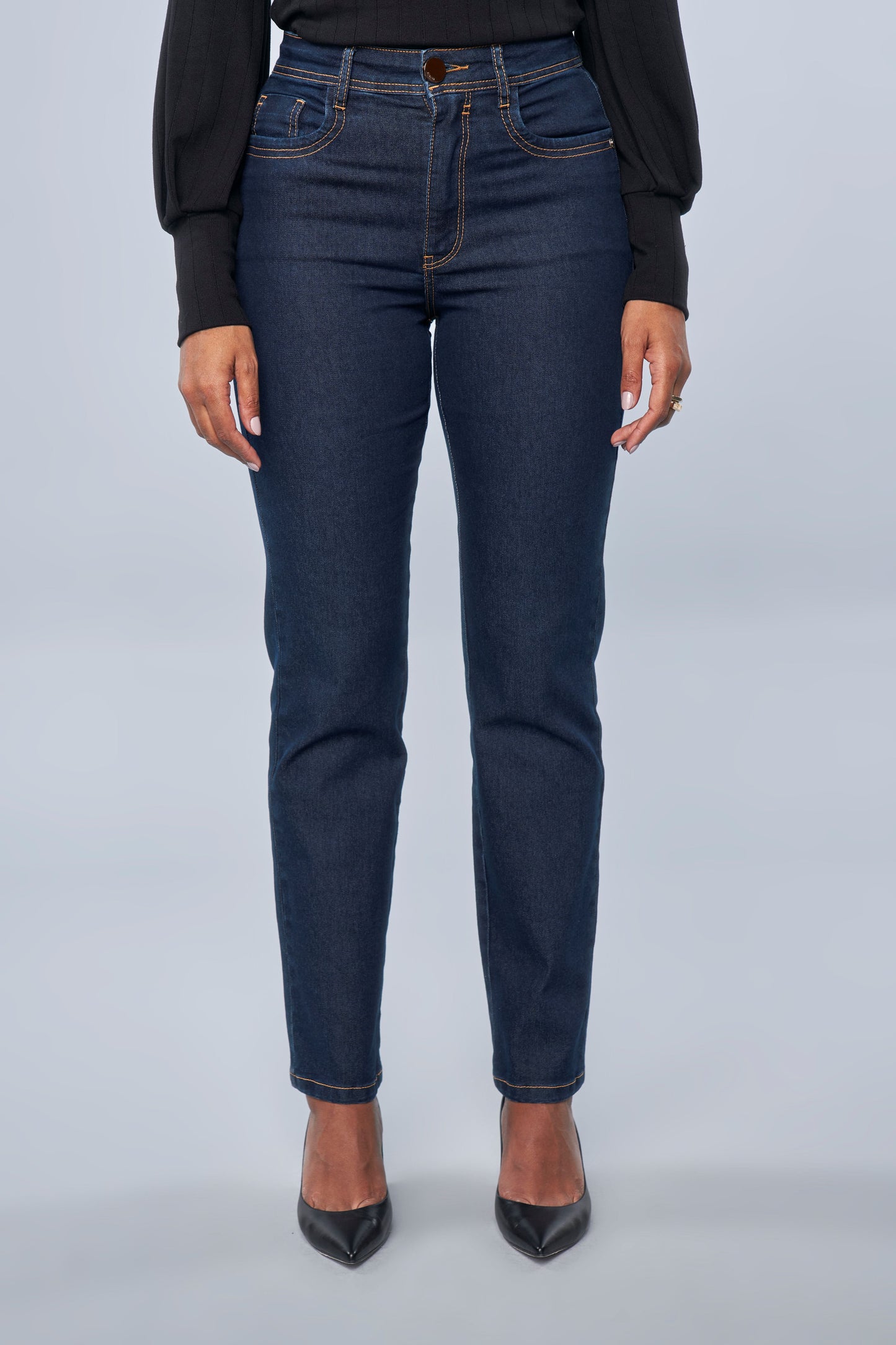 calça jeans reta cintura intermediária com bolsos embutidos