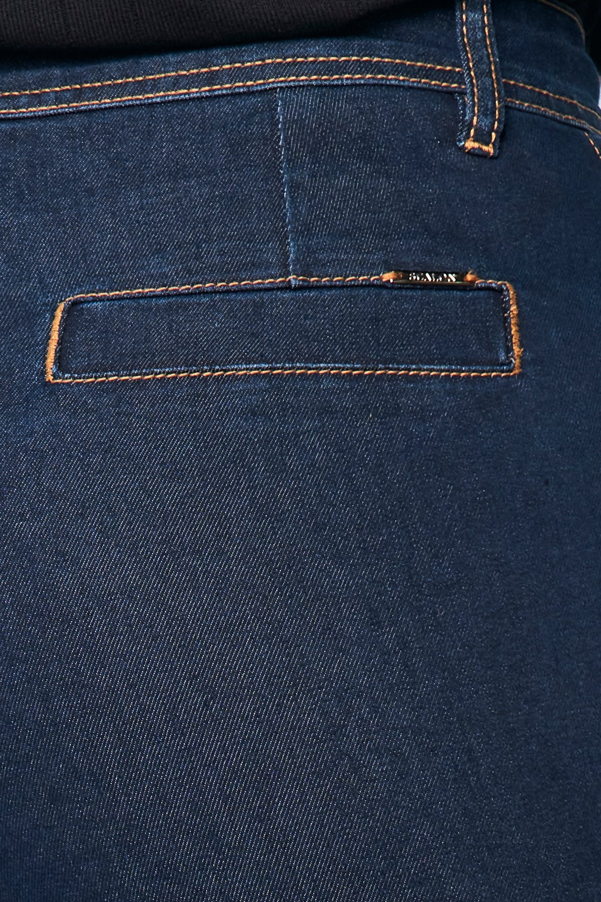 calça jeans reta cintura intermediária com bolsos embutidos