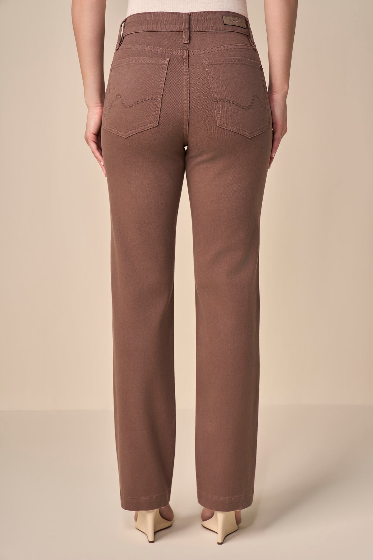 calça sarja color reta cintura intermediária com bordado