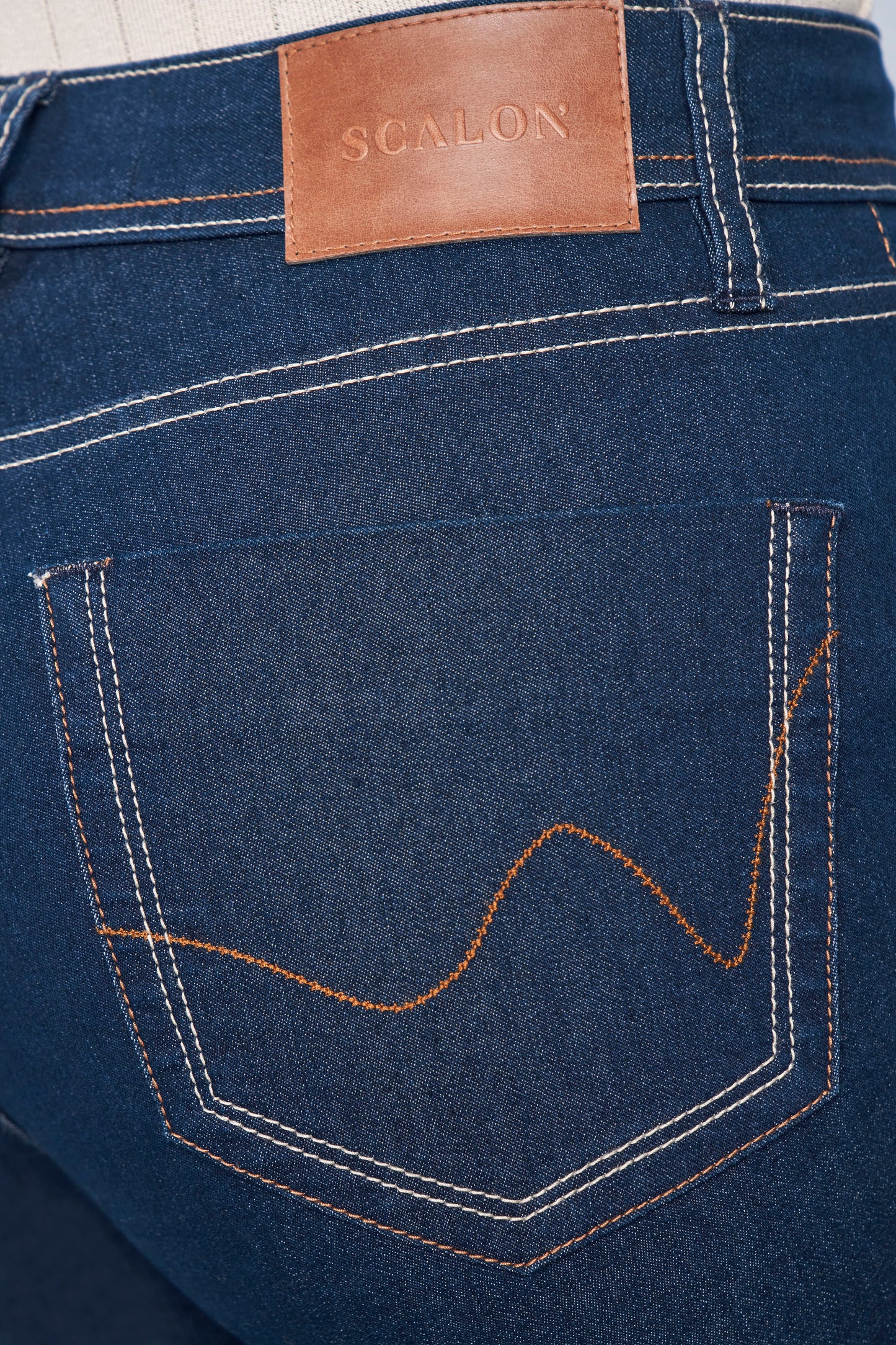 calça jeans reta cintura intermediária detalhe pespontos