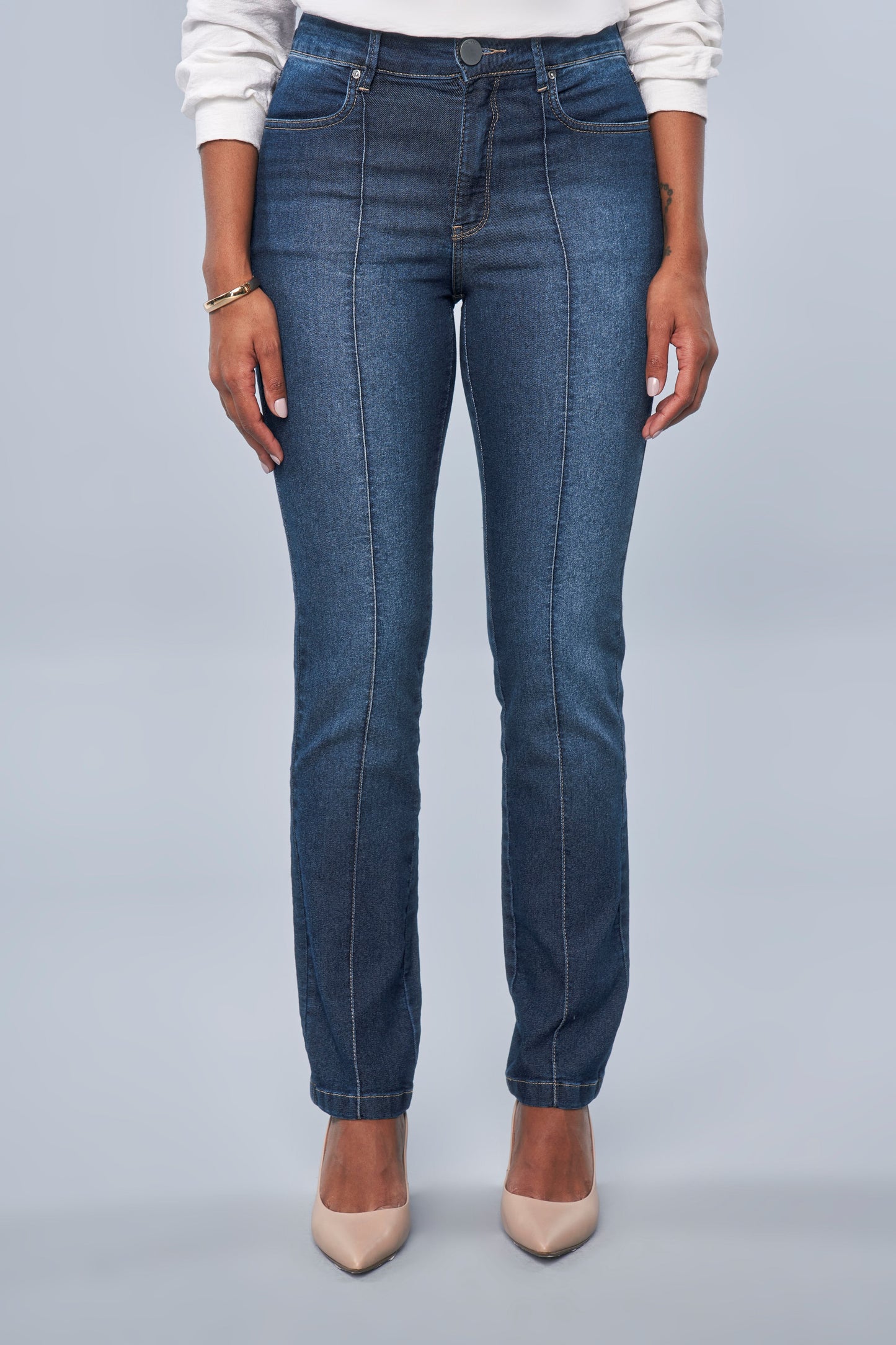 calça jeans reta cintura intermediária com nervuras