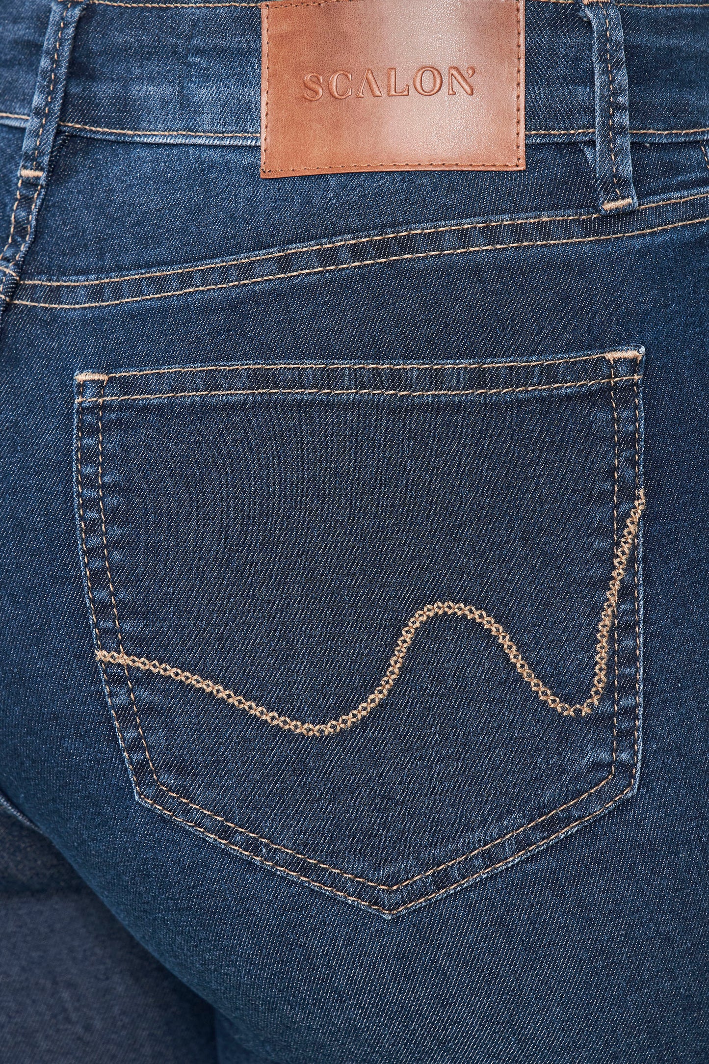 calça jeans reta cintura intermediária com nervuras
