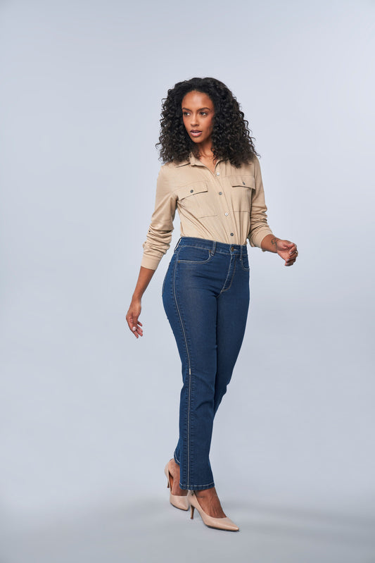 calça jeans reta cintura intermediária com bordado lateral