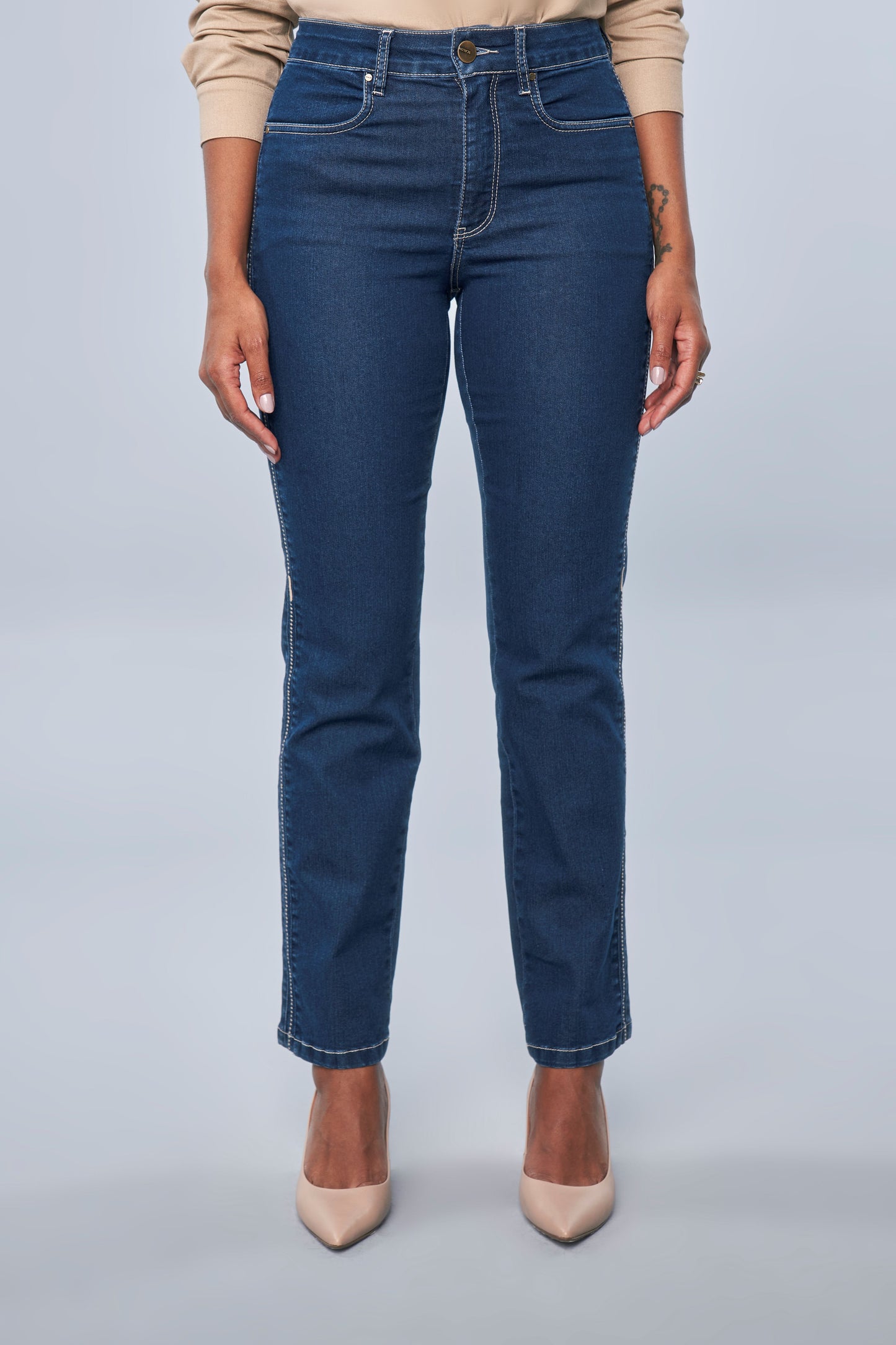 calça jeans reta cintura intermediária com bordado lateral