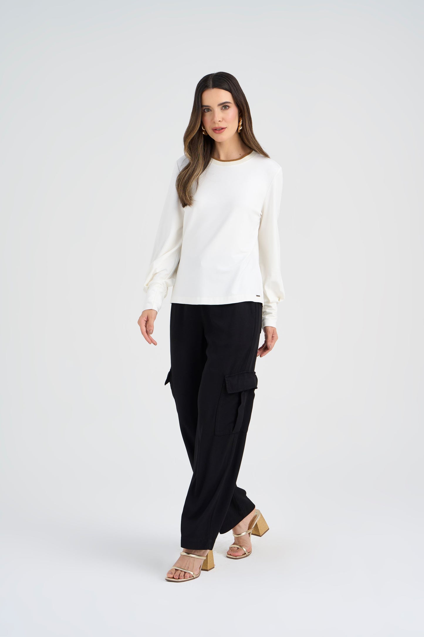 calça viscose reta cintura intermediária com bolsos sobrepostos