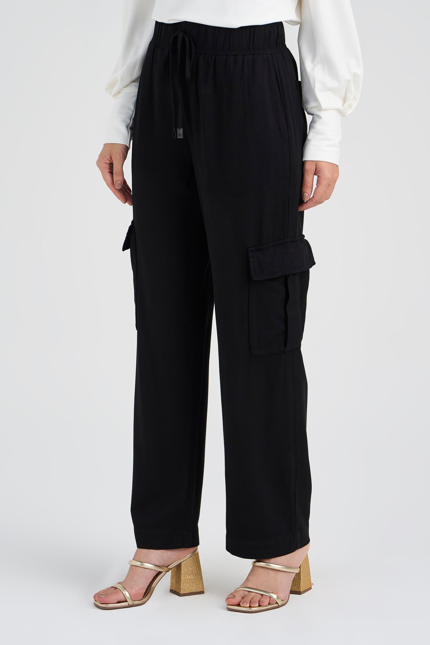 calça viscose reta cintura intermediária com bolsos sobrepostos
