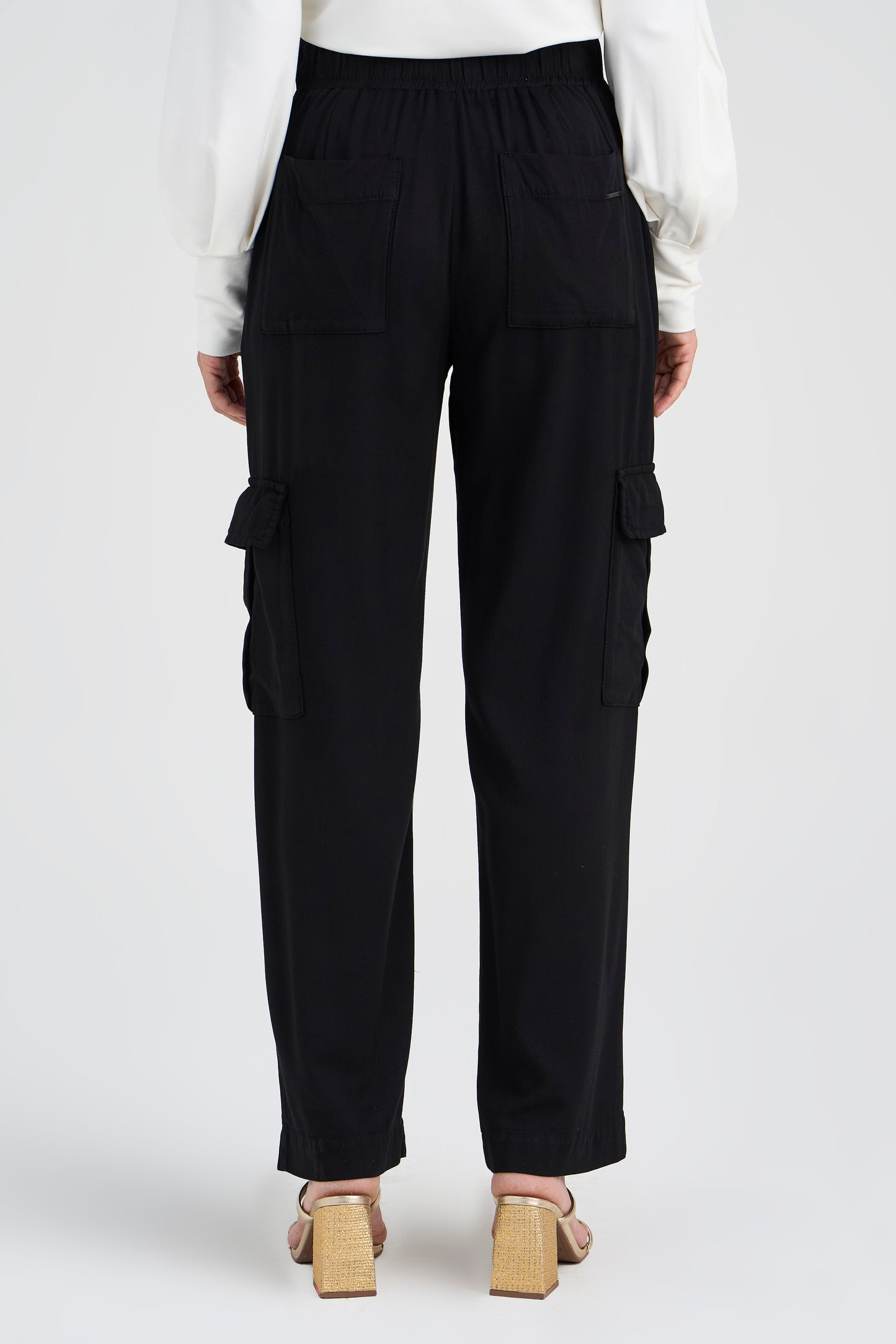 calça viscose reta cintura intermediária com bolsos sobrepostos