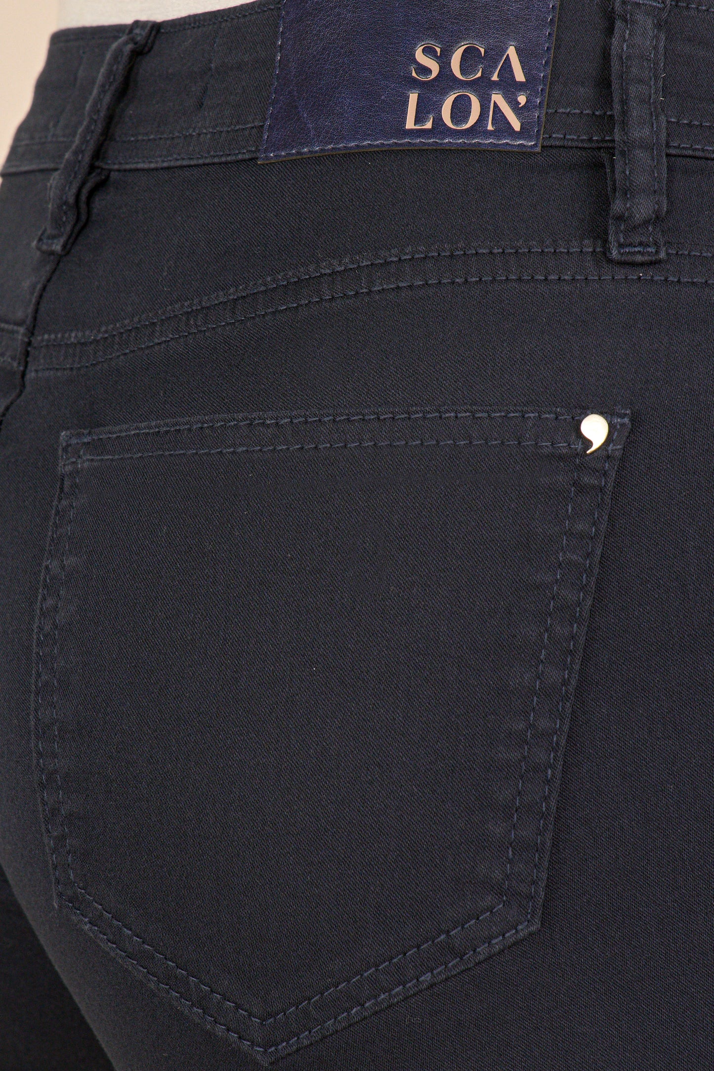 calça sarja color reta cintura intermediária básica