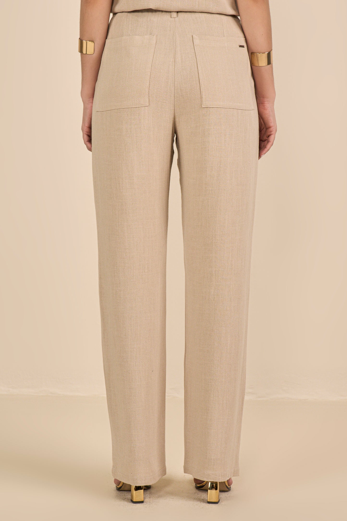 calça viscose reta cintura intermediária com bolsos sobrepostos