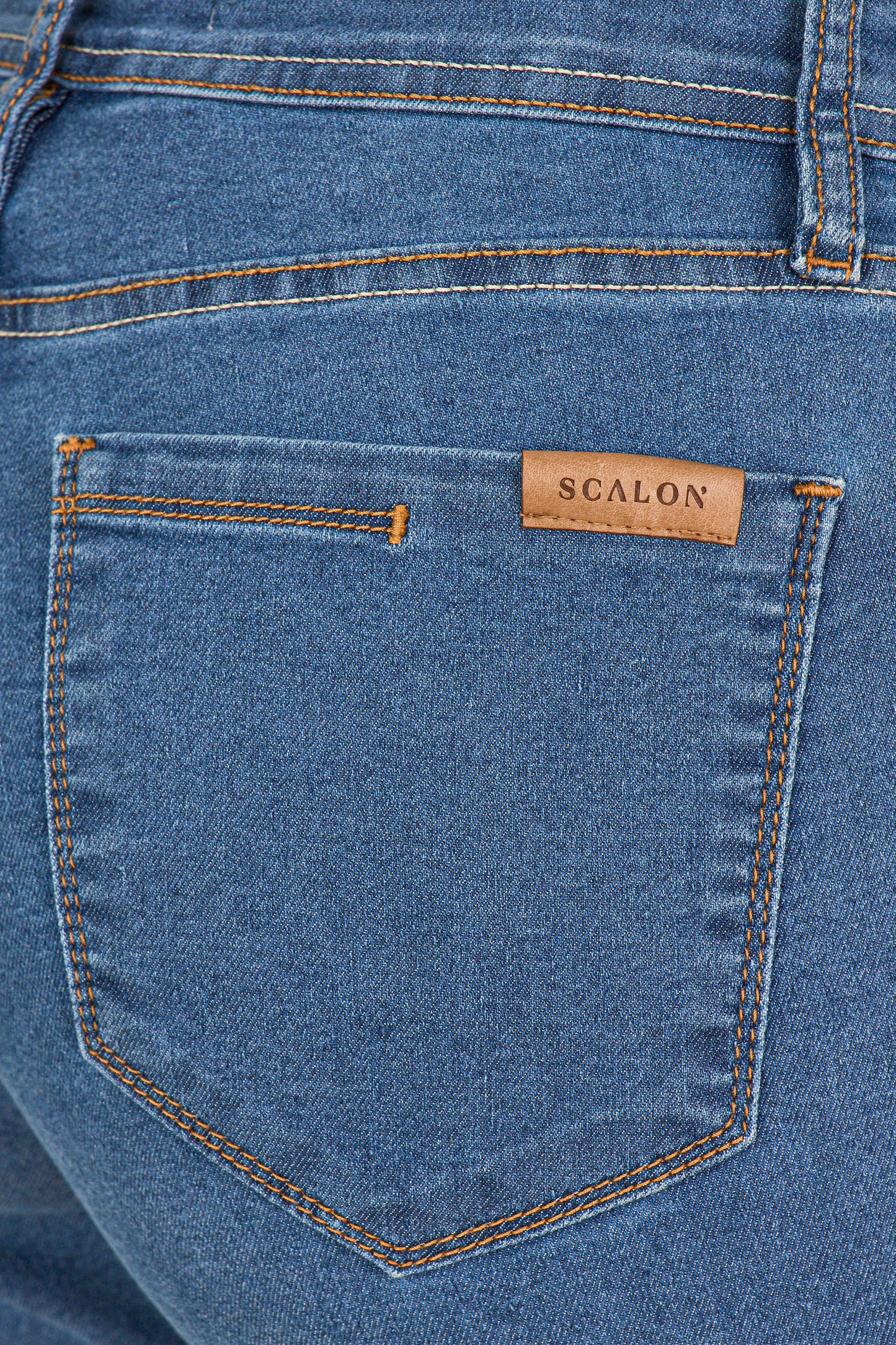 calça jeans reta cintura intermediária com pespontos interrompidos