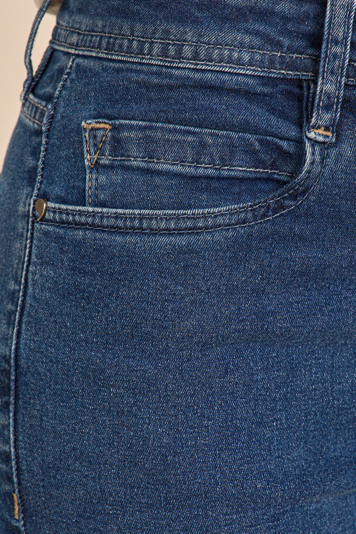 calça jeans reta cintura intermediária com detalhe pesponto