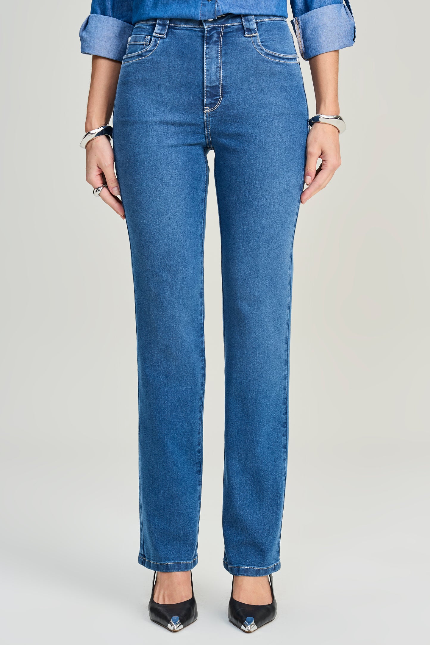 calça jeans reta cintura intermediária com detalhe passante