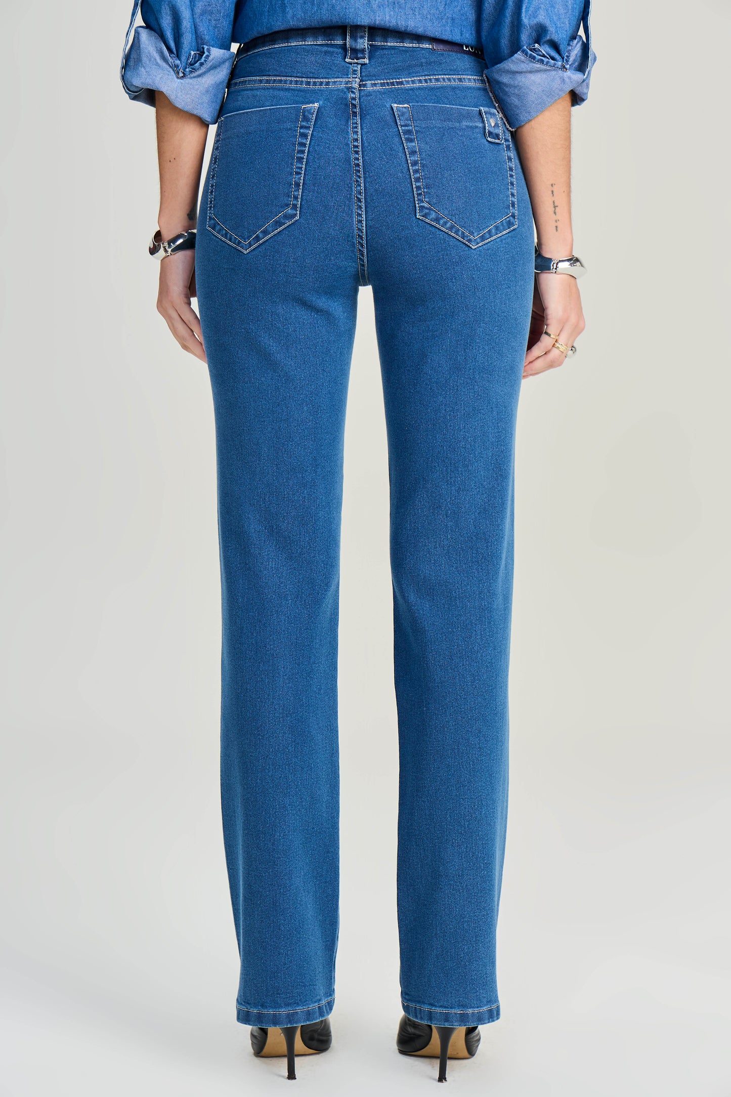calça jeans reta cintura intermediária com detalhe passante