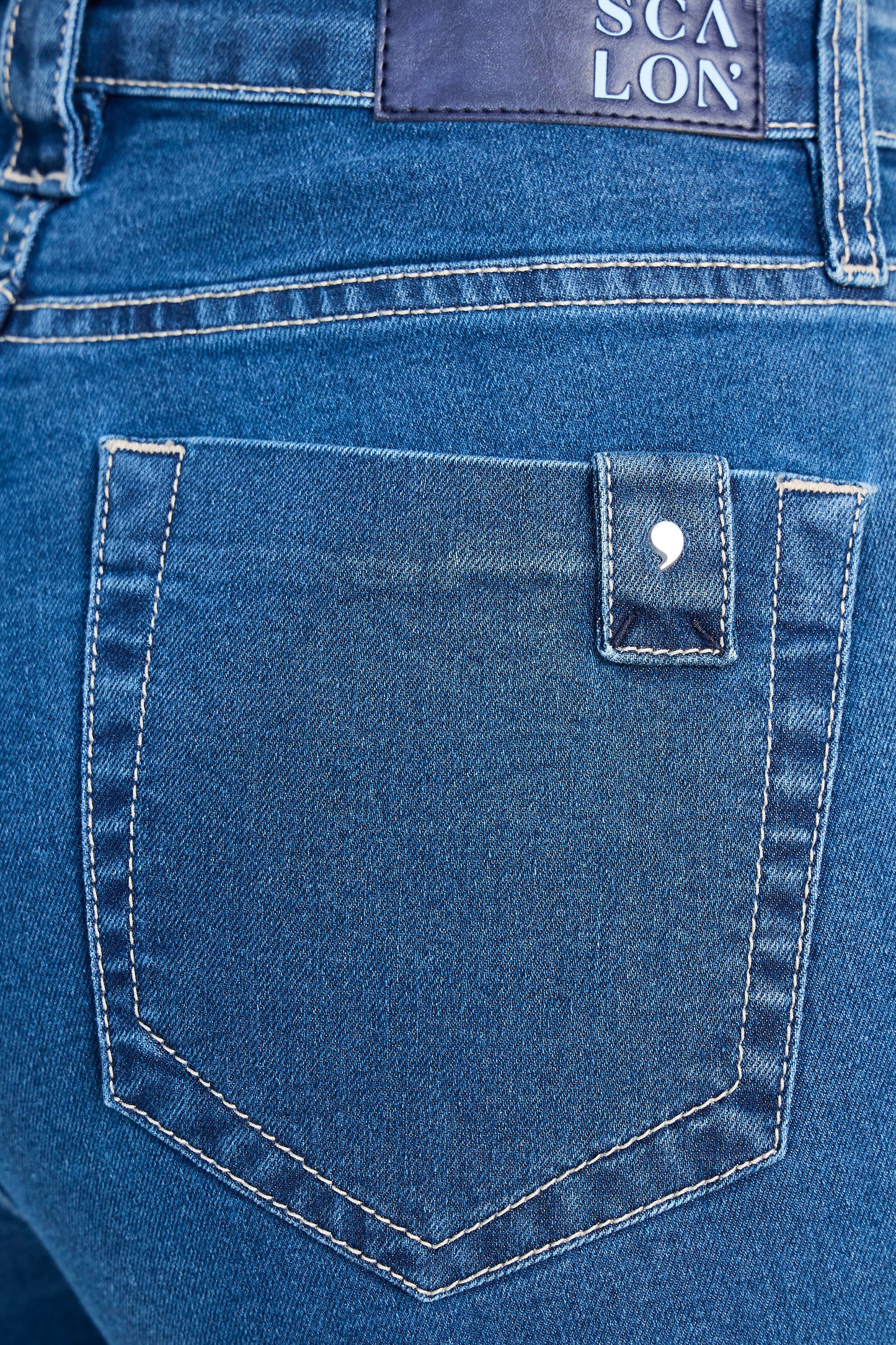 calça jeans reta cintura intermediária com detalhe passante