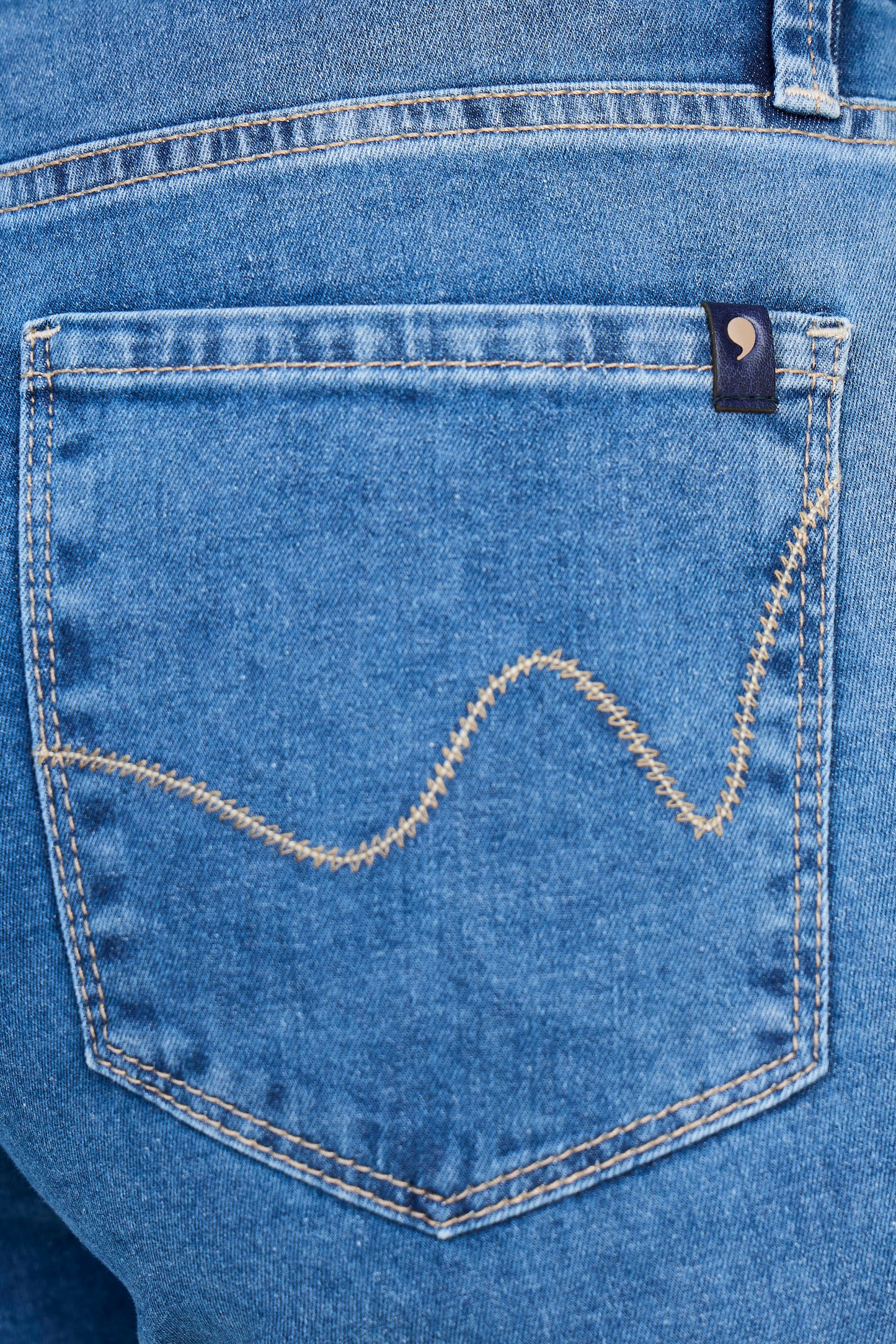 calça jeans reta cinturaintermediária com detalhe bolso relógio