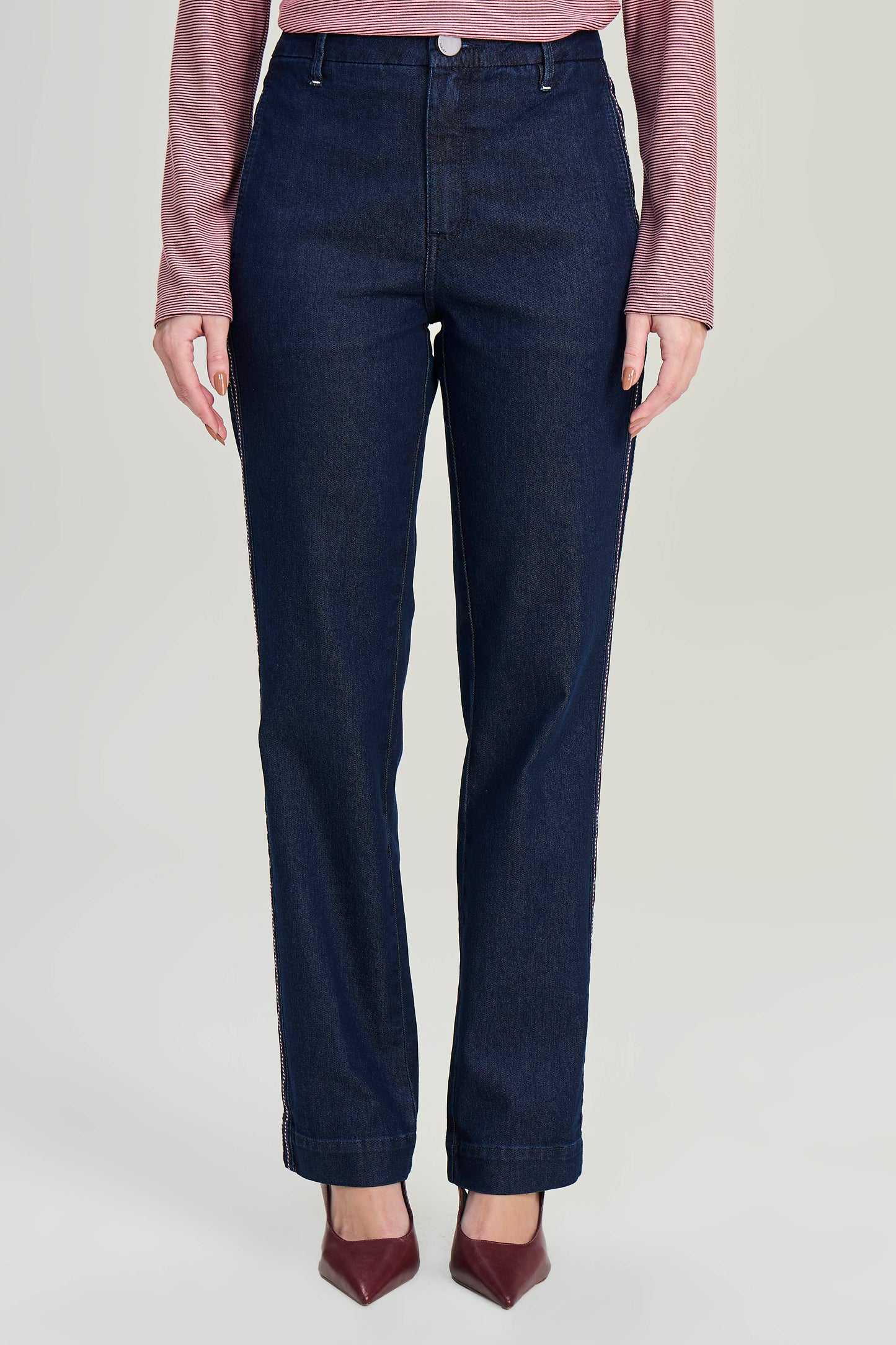 calça jeans reta cintura intermediária com galão lateral