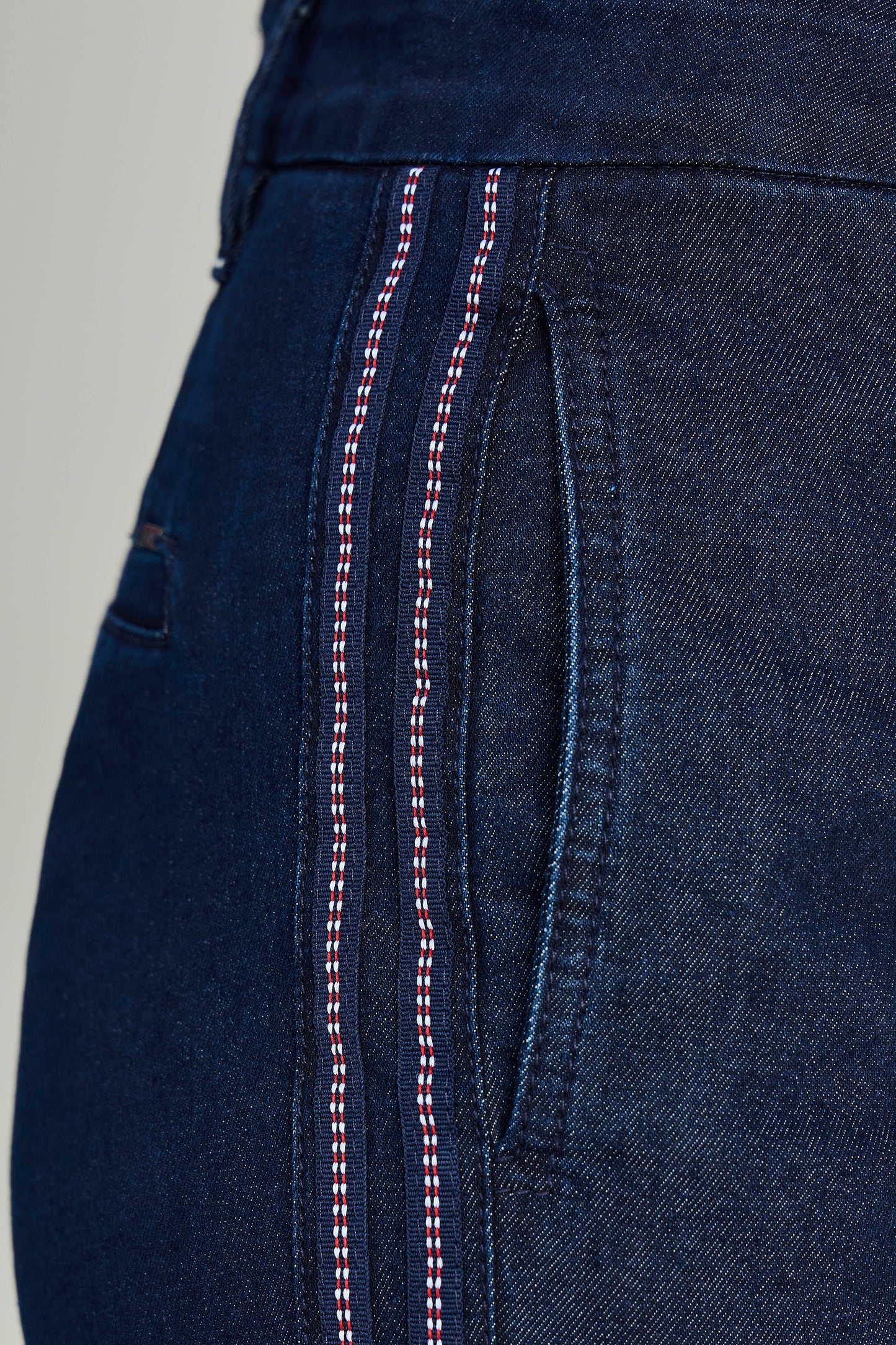 calça jeans reta cintura intermediária com galão lateral