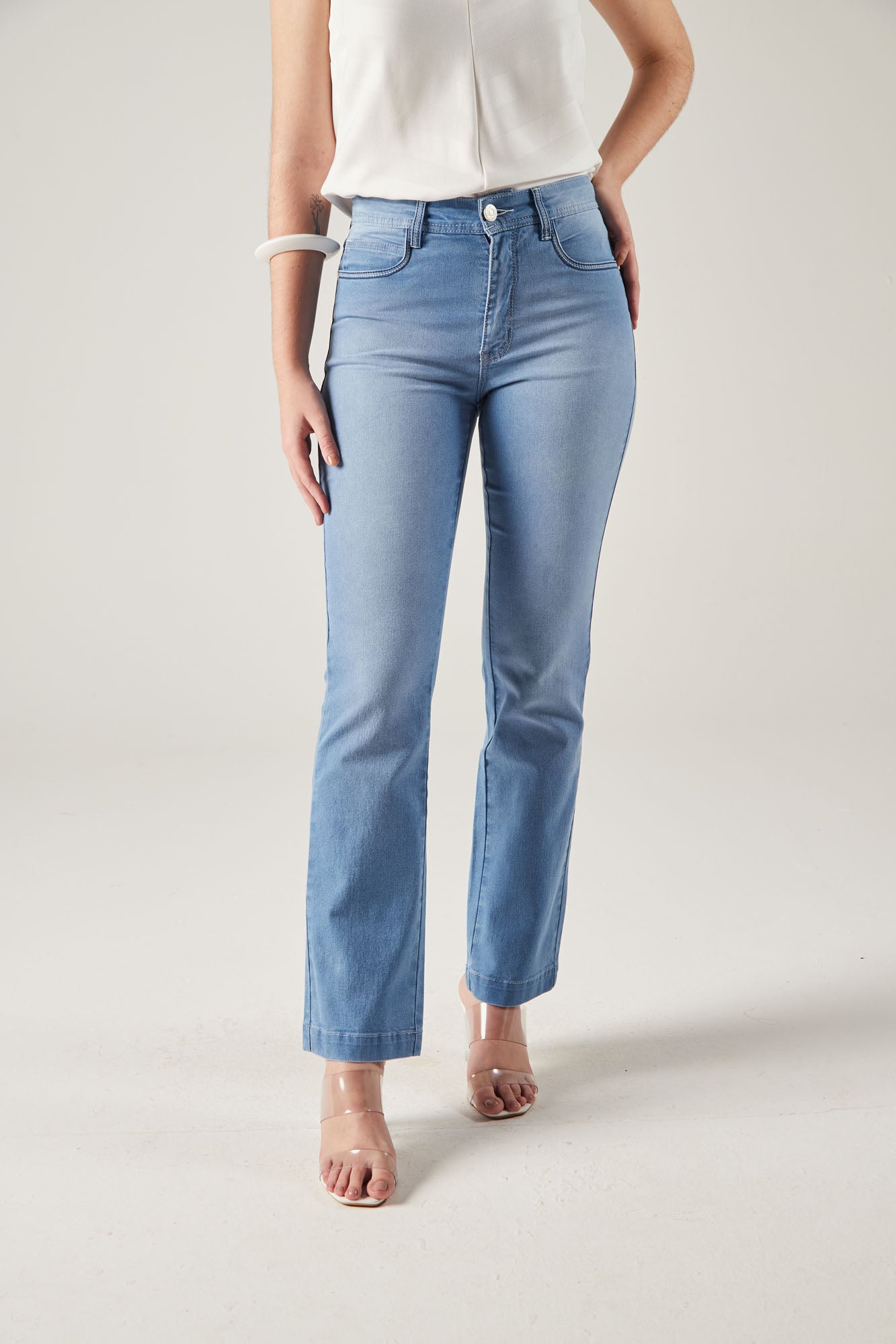calça jeans reta cintura intermediária com detalhe