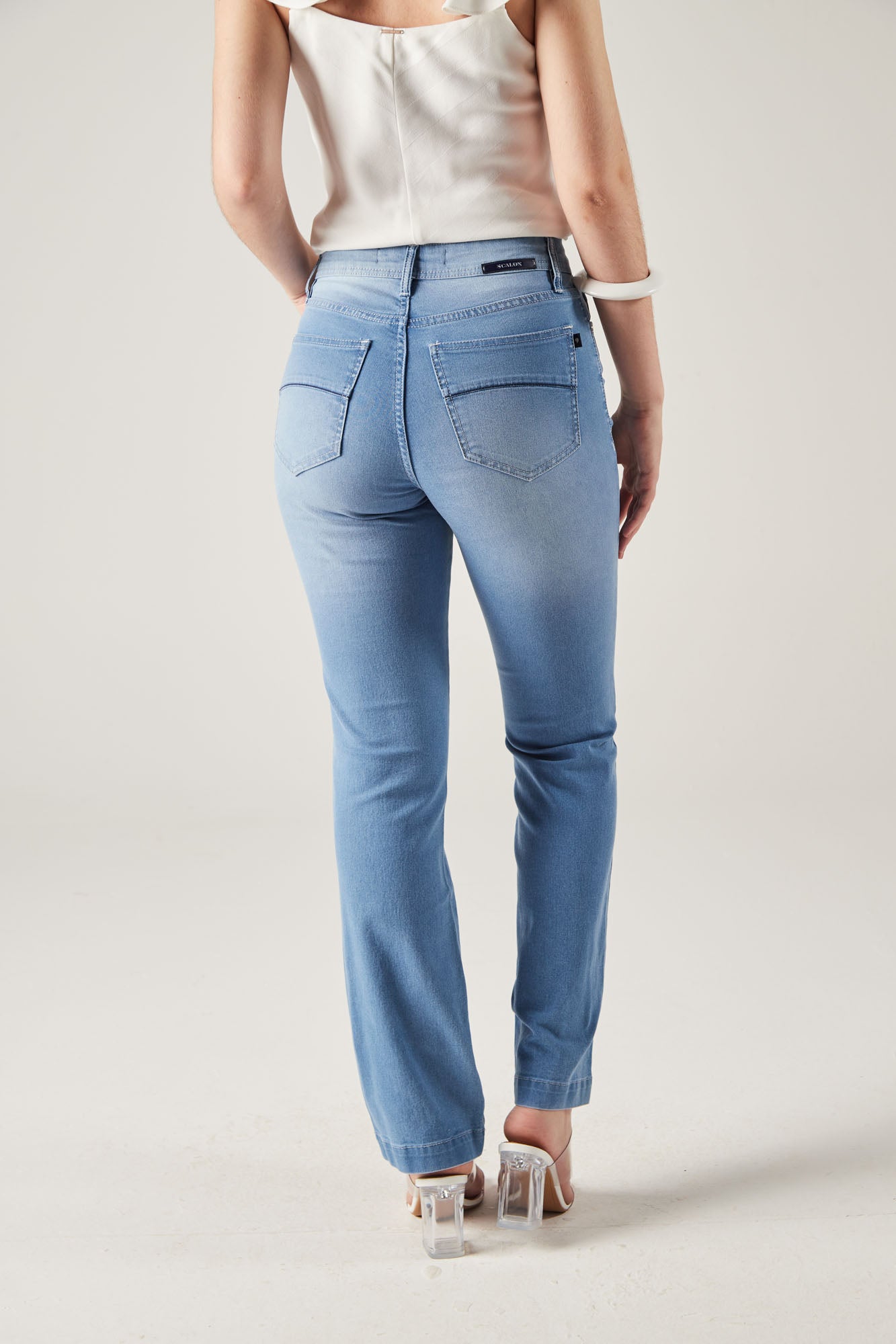 calça jeans reta cintura intermediária com detalhe