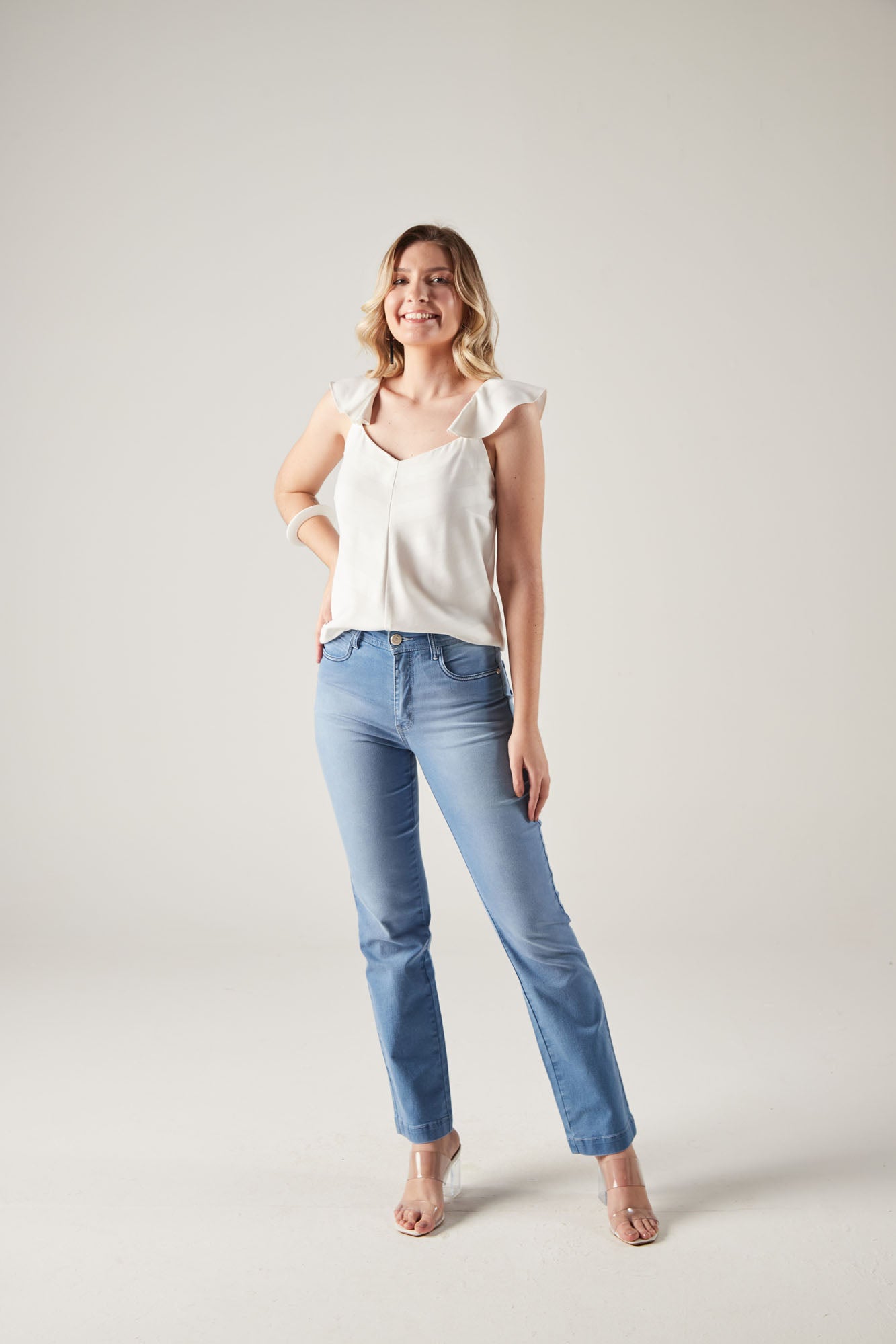 calça jeans reta cintura intermediária com detalhe
