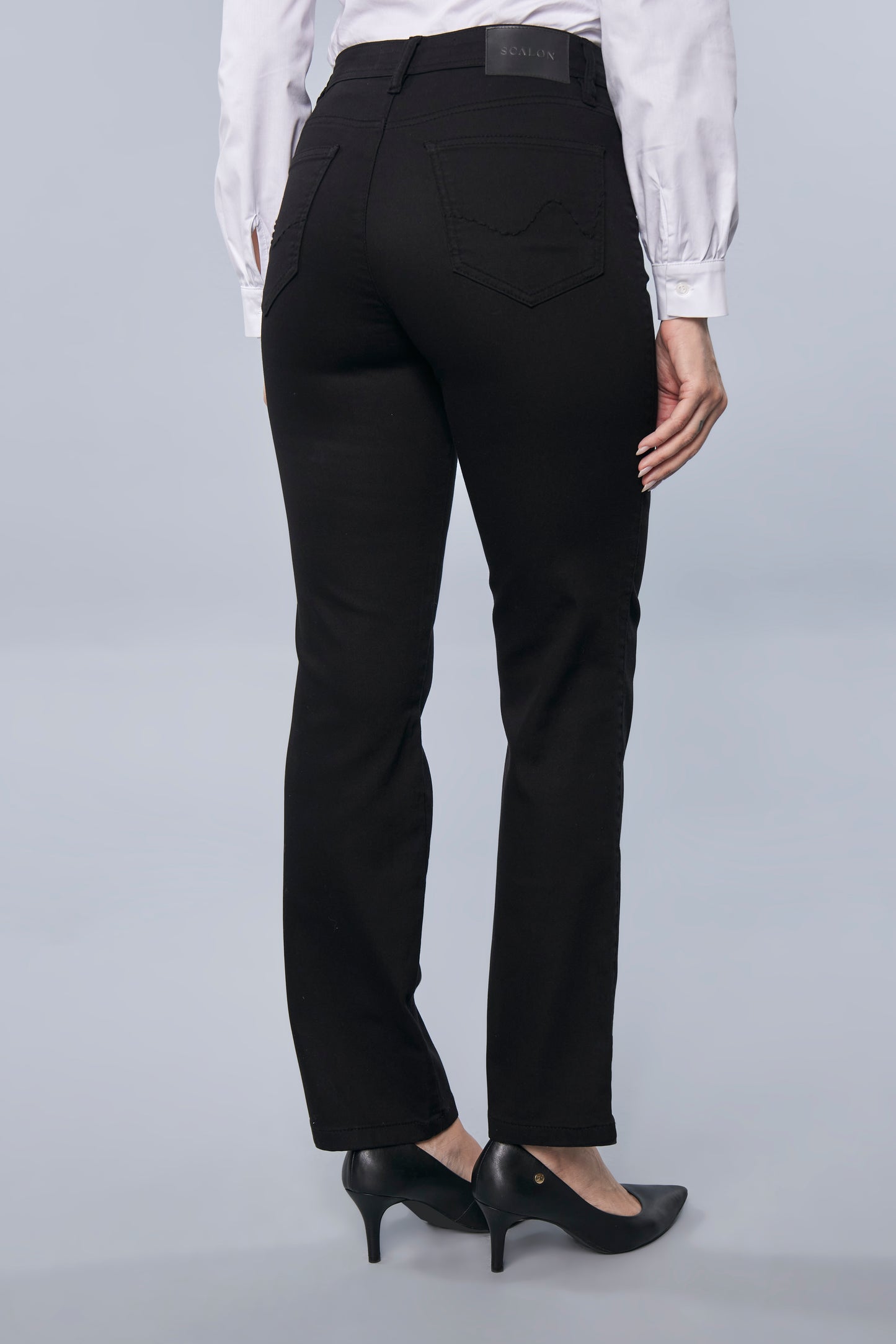 calça sarja color reta cintura intermediária básica