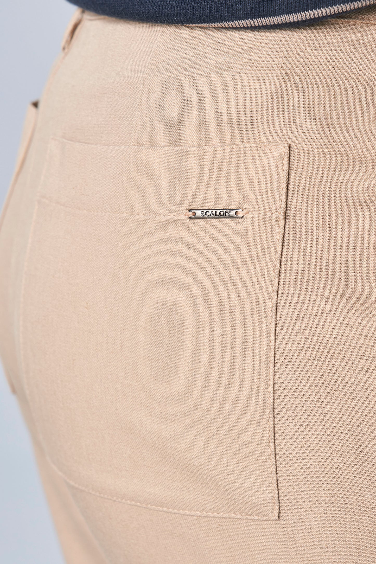 calça linho reta cintura intermediária com recortes frontais