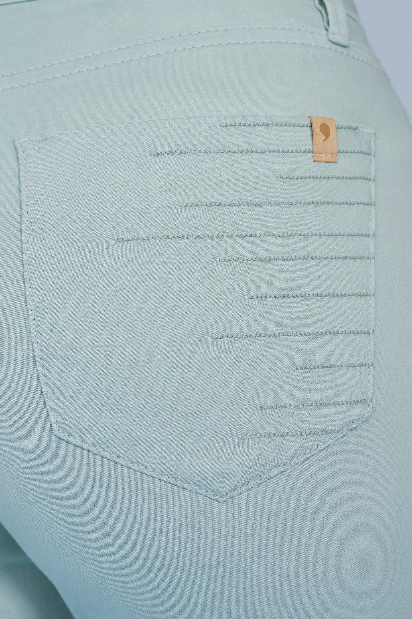 calça sarja reta cintura intermediária com detalhe pespontos bordados