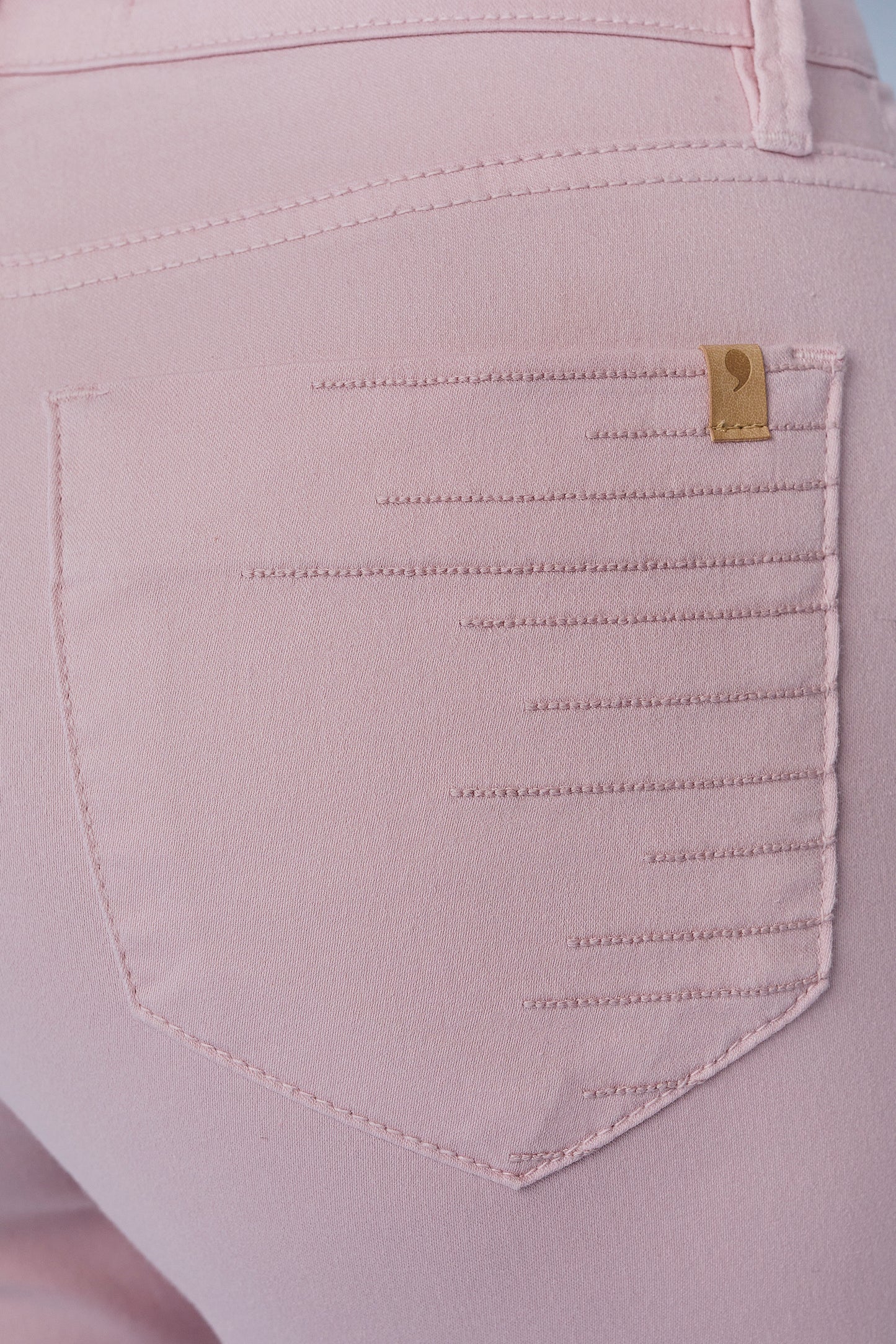 calça sarja reta cintura intermediária com detalhe pespontos bordados